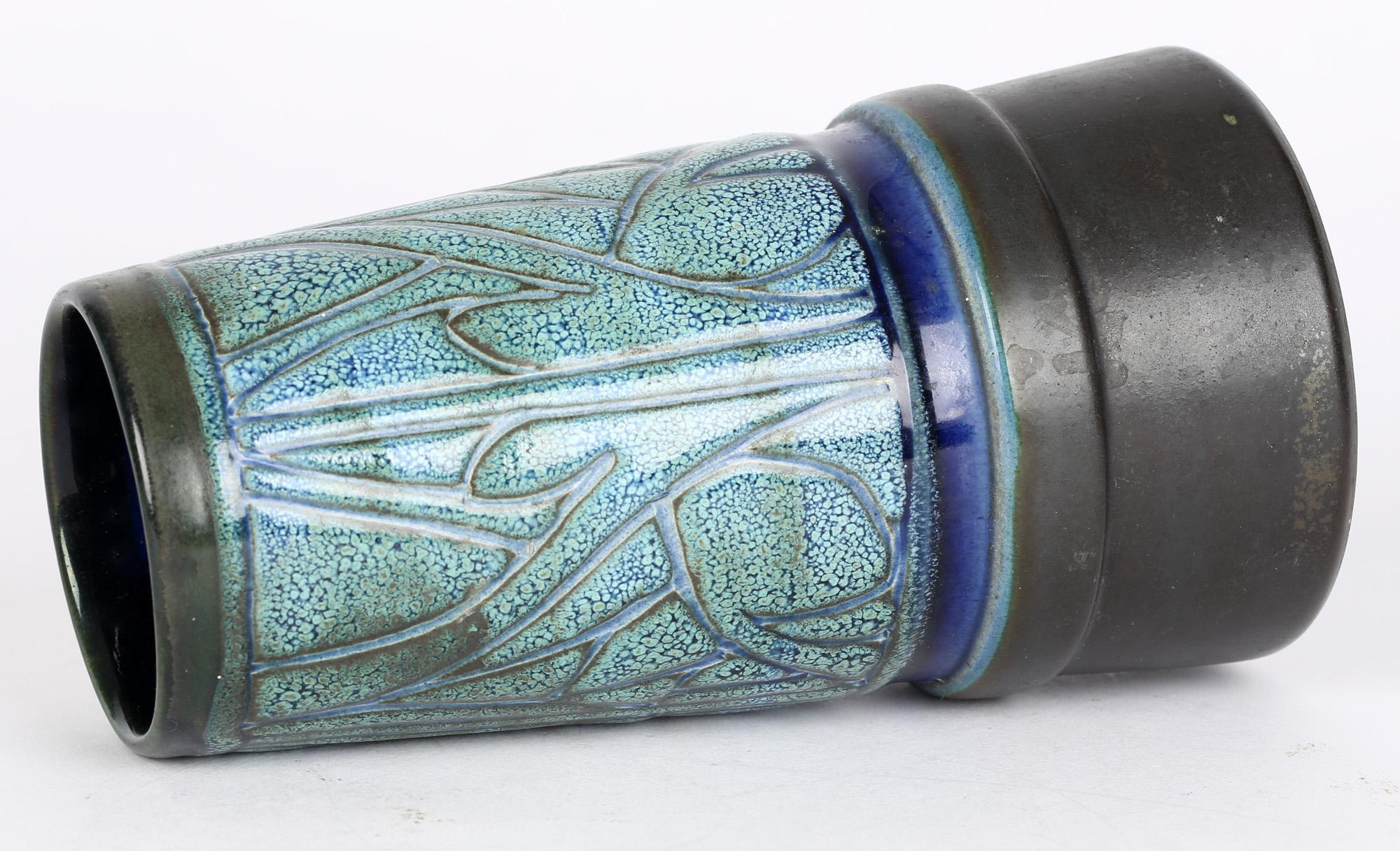Eine stilvolle Vase aus der keltischen Studiotöpferei in Cornwall, verziert mit dem blauen Medaillon-Design von Everidge Stevens und Maggie Fisher aus der Zeit um 1970. Die in Newlyn hergestellte Vase in Form eines hohen Trichters oder Schornsteins