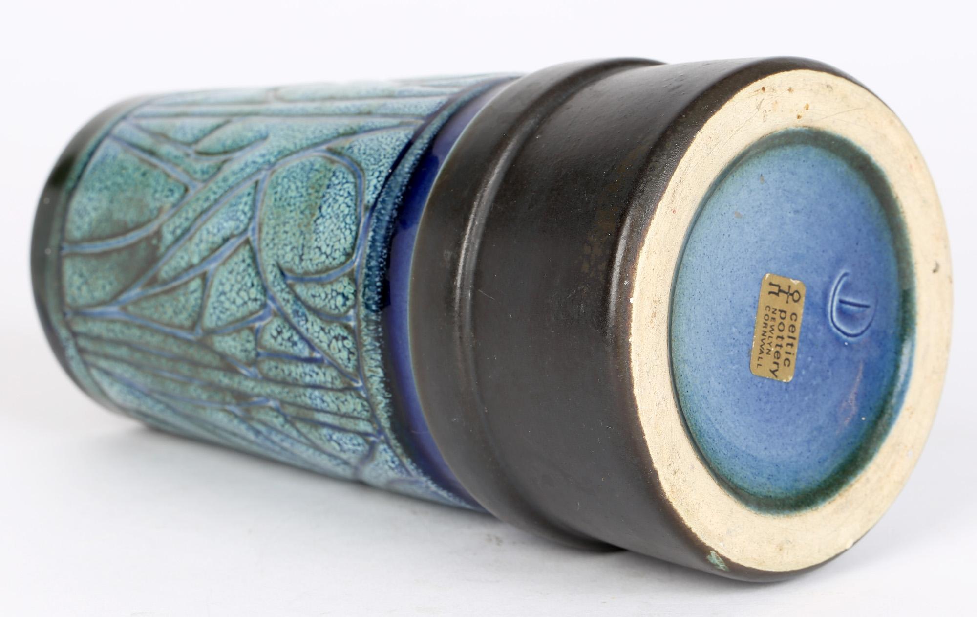 Everidge Stevens Keltische Keramik Newlyn, blaue Medaillon-Vase in Funnelform, Everidge Stevens (Moderne) im Angebot