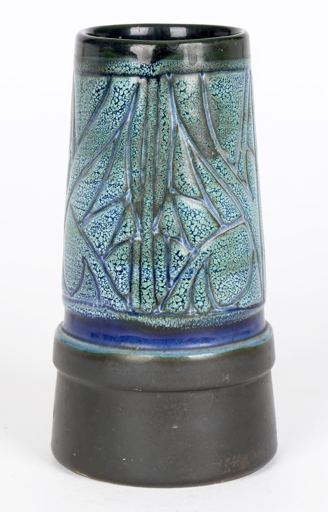 Everidge Stevens Keltische Keramik Newlyn, blaue Medaillon-Vase in Funnelform, Everidge Stevens (Englisch) im Angebot
