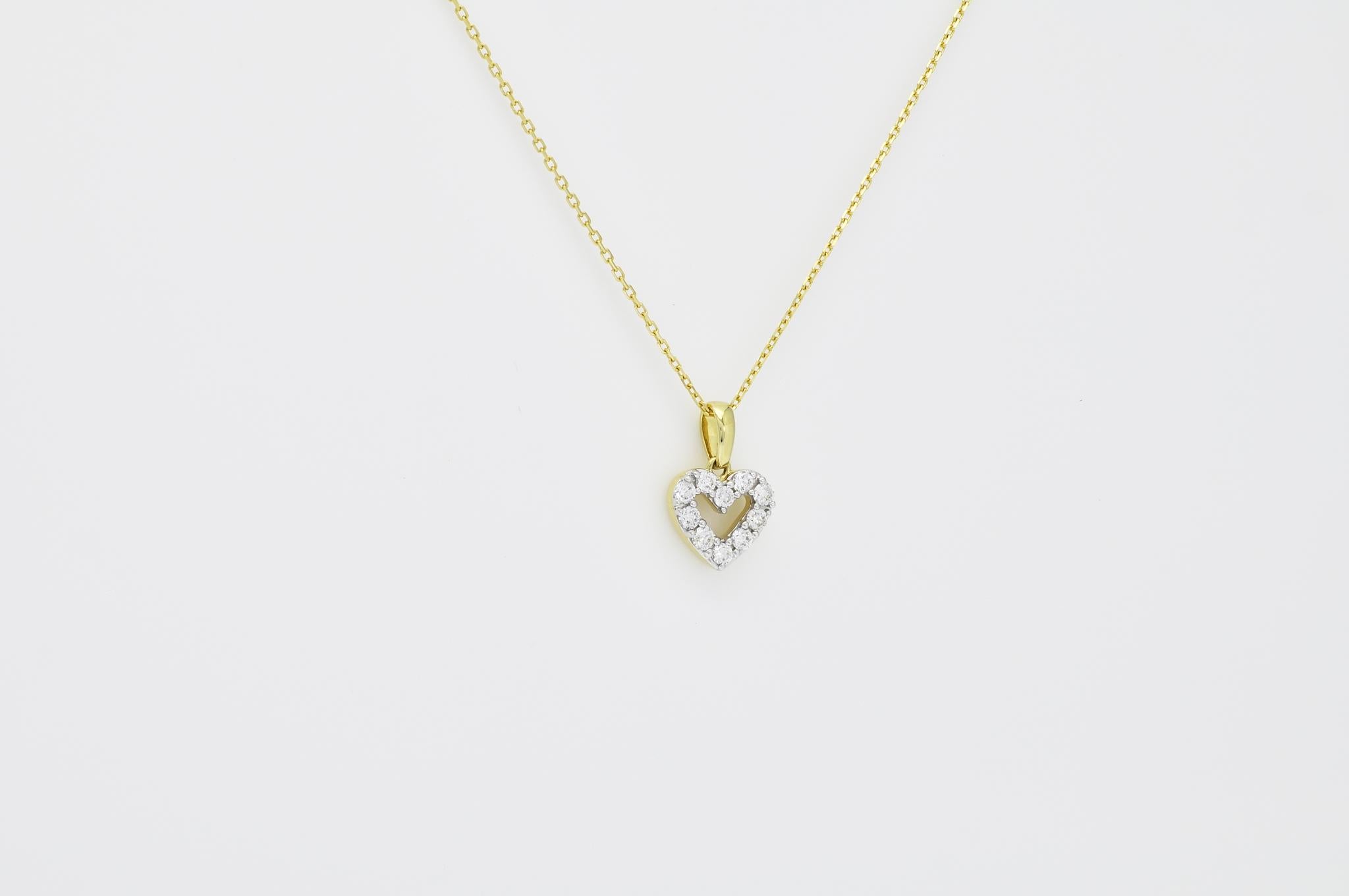 Modern Natural Diamond 0.23 carats 18k Yellow Gold Diamond Heart Pendant For Sale
