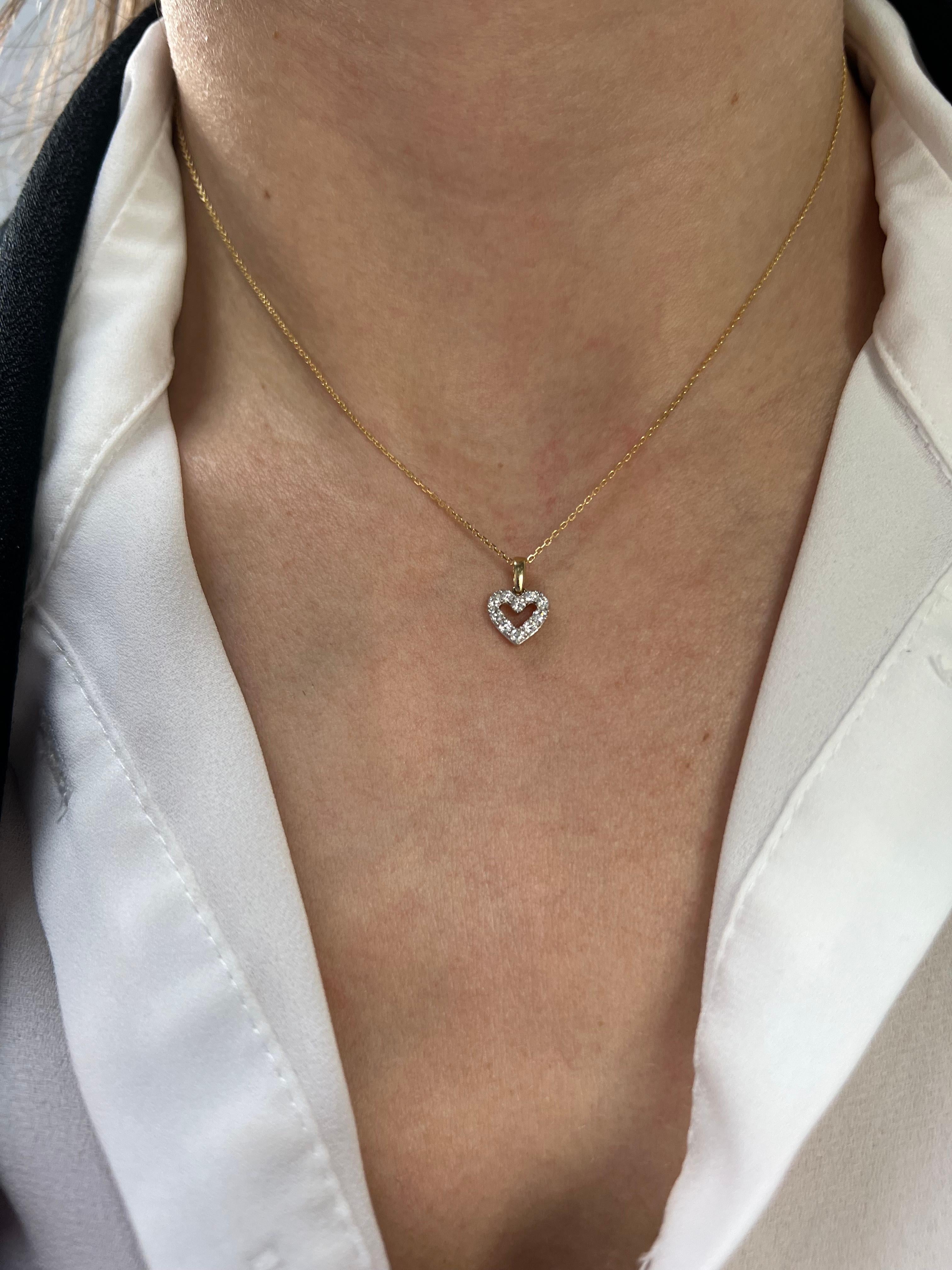Women's Natural Diamond 0.23 carats 18k Yellow Gold Diamond Heart Pendant  For Sale