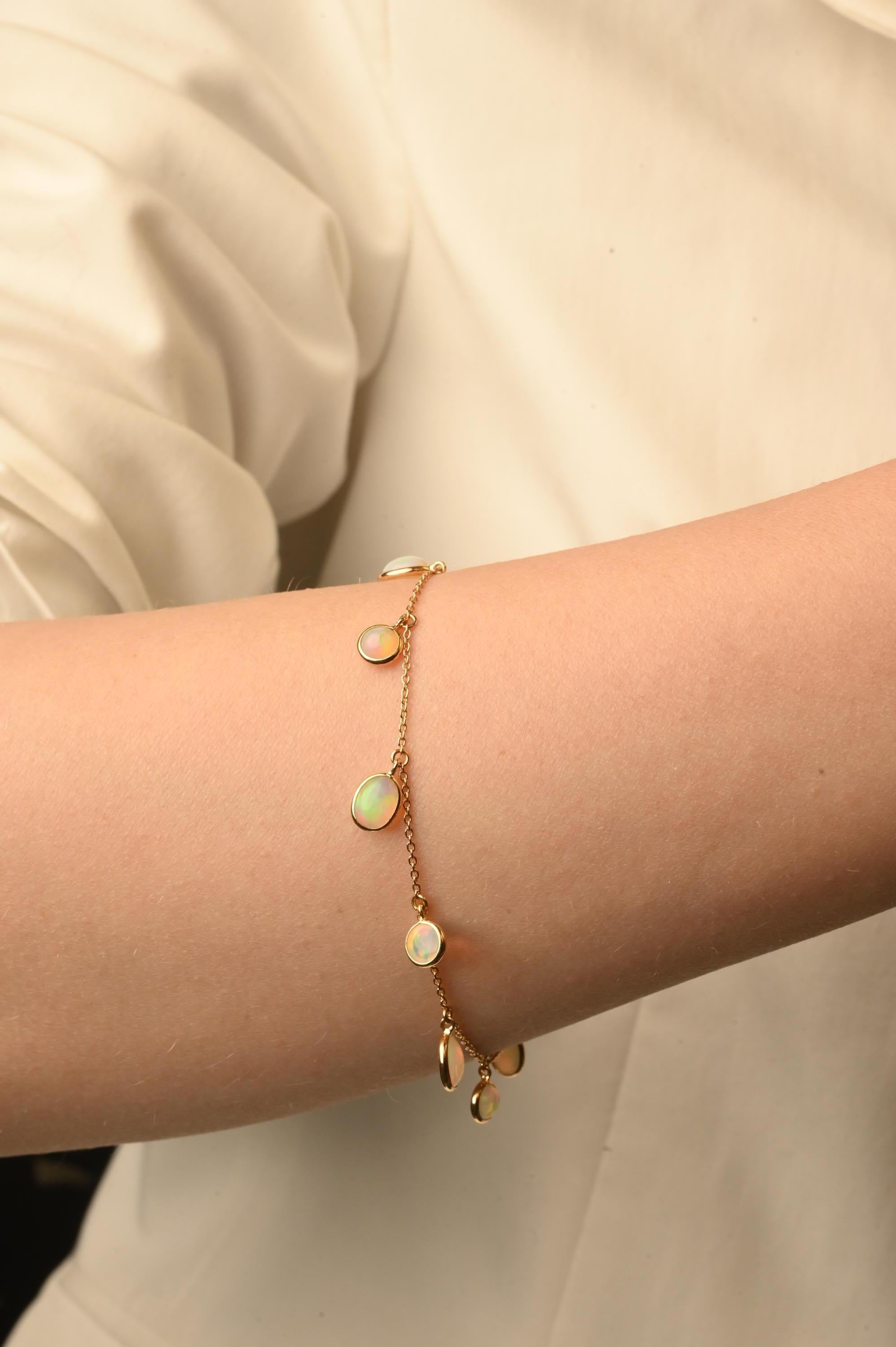 Schmücken Sie Ihr Handgelenk mit diesem wunderschönen Opal-Kettenarmband aus 18 Karat Gold. Jedes Stück ist handgefertigt und hat eine einzigartige Form aus Edelstein. Dieses elegante und leichte Armband ist perfekt für den Alltag. Ein goldenes