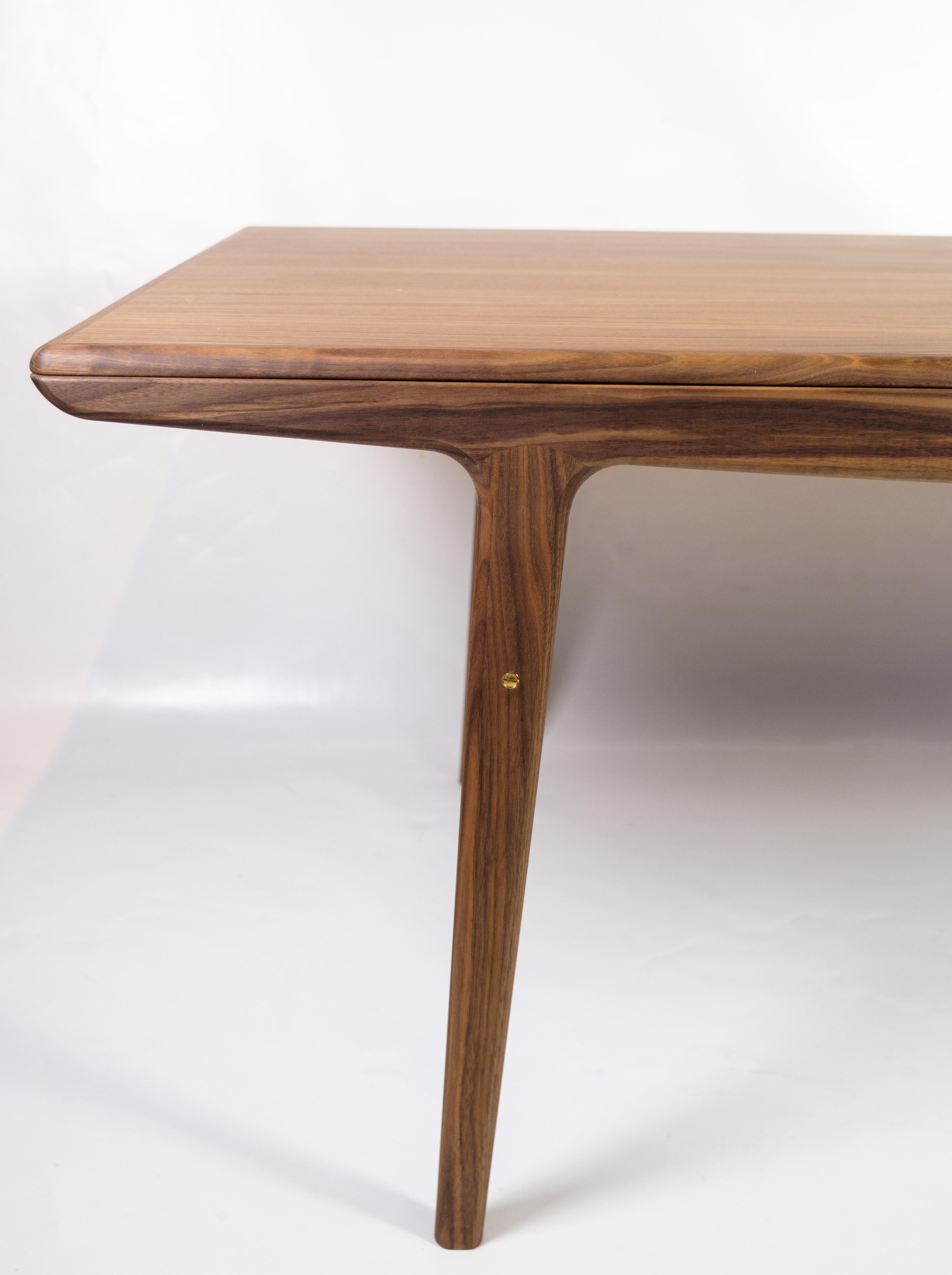 The Evermore dining table, designed by Arne Hovmand-Olsen in 1955 and manufactured by Warm Nordic, is made of walnut and represents a classic example of Danish design tradition. The table combines the minimalist style of the time with organic