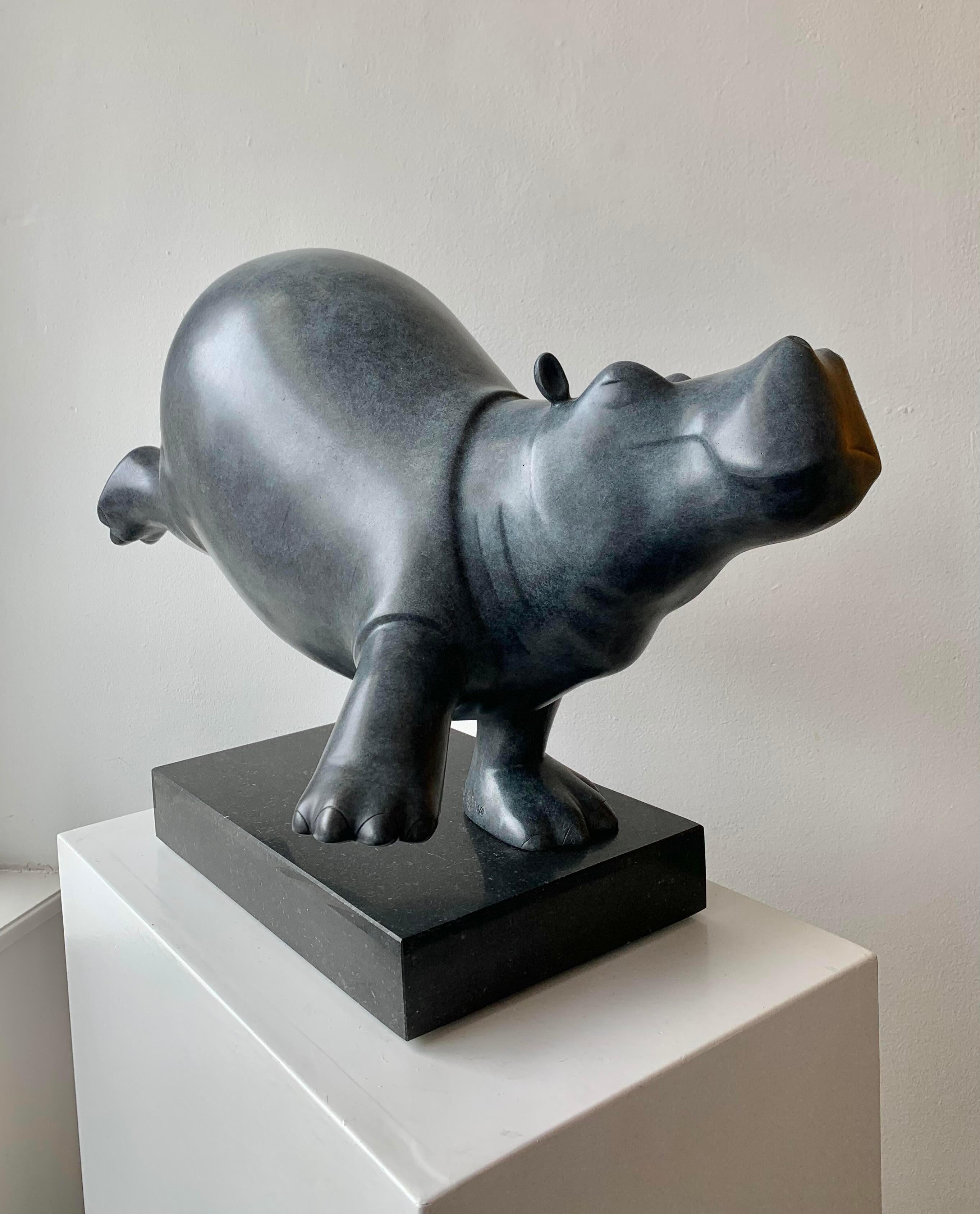 Dansende Hippo (Tanzender Hippo) Bronze-Figurative Tierskulptur, auf Lager (Gold), Figurative Sculpture, von Evert den Hartog