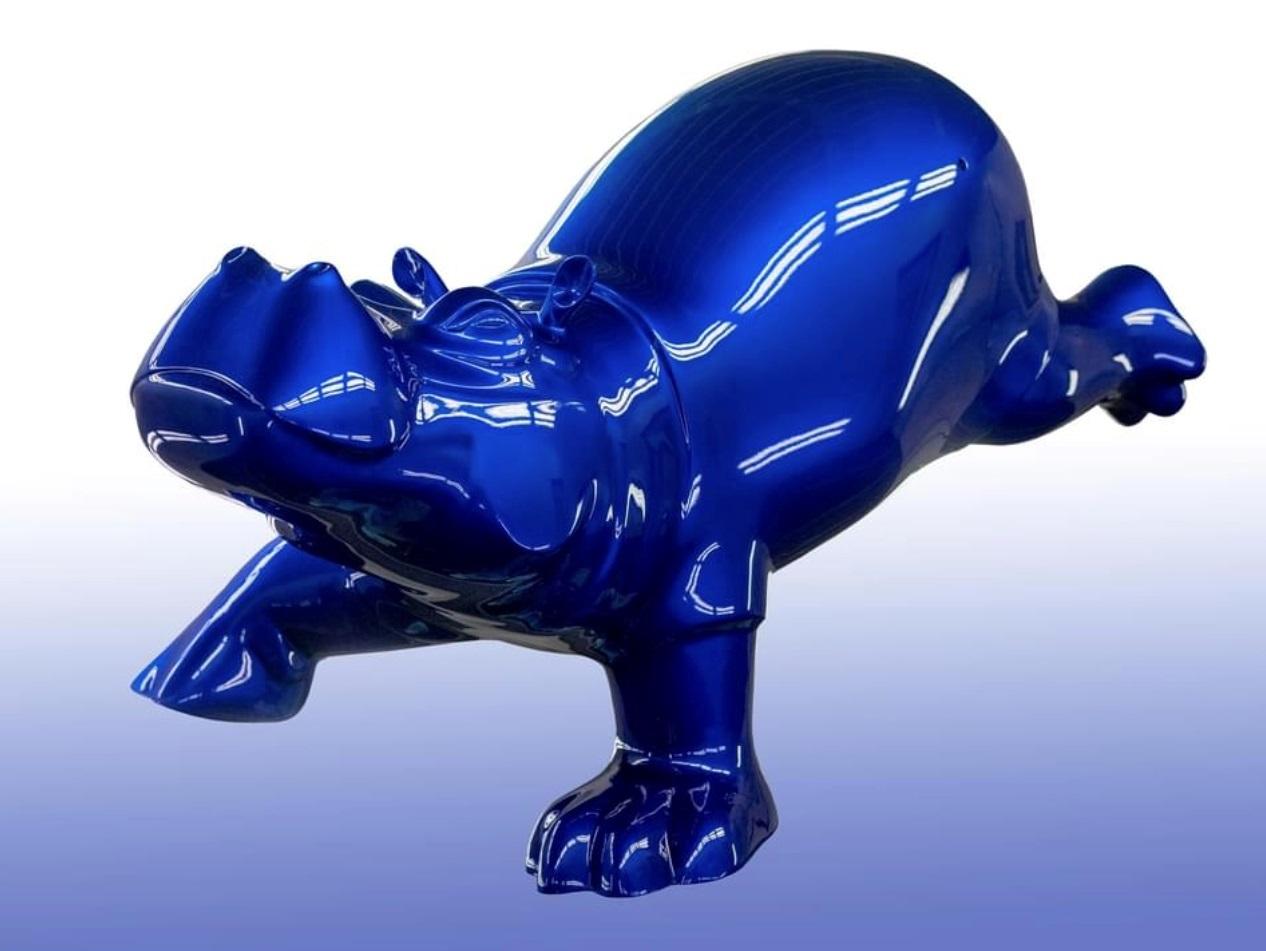 Hippo Sculpture en polyester avec revêtement bleu Animal brillant  En stock 
Les dimensions ne comprennent pas le piédestal.

Evert den Hartog (né à Groot-Ammers, aux Pays-Bas, en 1949) a suivi une formation de sculpteur à l'Académie des arts