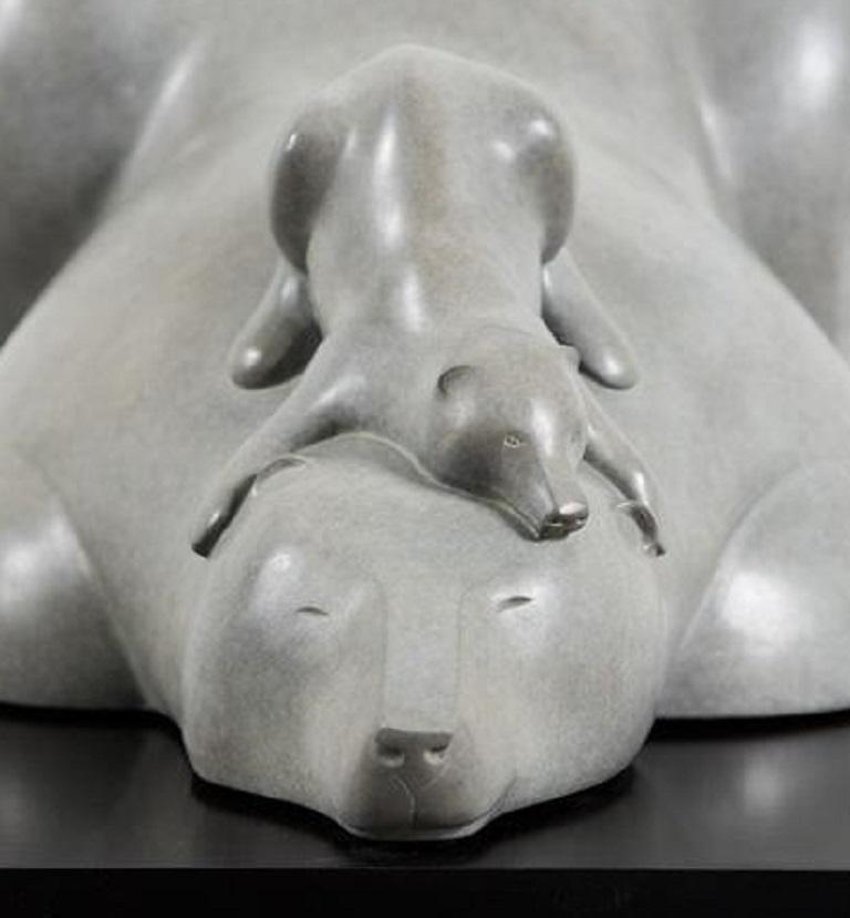 IJsbeer a rencontré l'ours polaire Jong avec un enfant - Sculpture d'animal en bronze  - Or Figurative Sculpture par Evert den Hartog