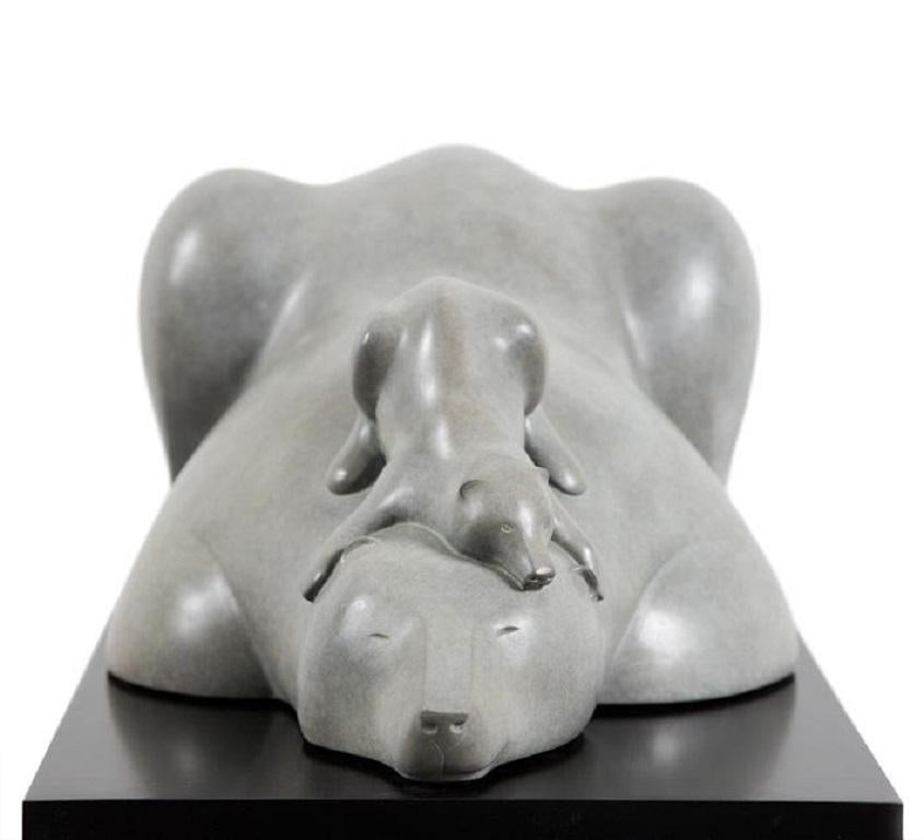 Figurative Sculpture Evert den Hartog - IJsbeer a rencontré l'ours polaire Jong avec un enfant - Sculpture d'animal en bronze 