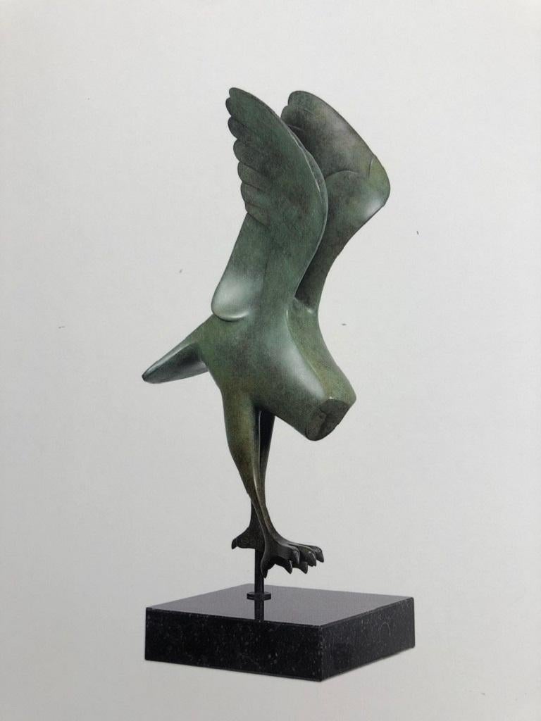 Evert den Hartog Figurative Sculpture - Landende Kerkuil (Landing Barnowl) Bronze Sculpture Green Patina Bird 
