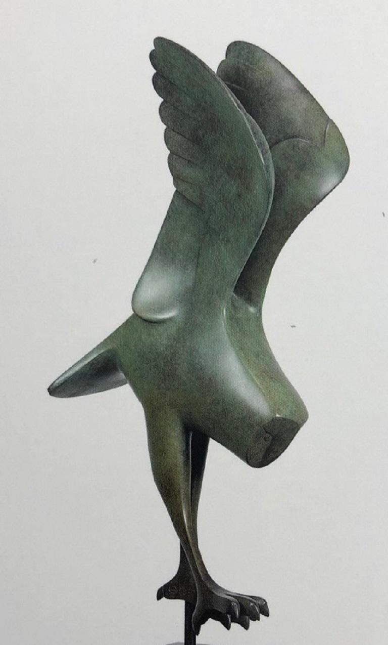 Landende Kerkuil (Landender Barnowl) Bronzeskulptur Grüner Patina-Vogel – Sculpture von Evert den Hartog