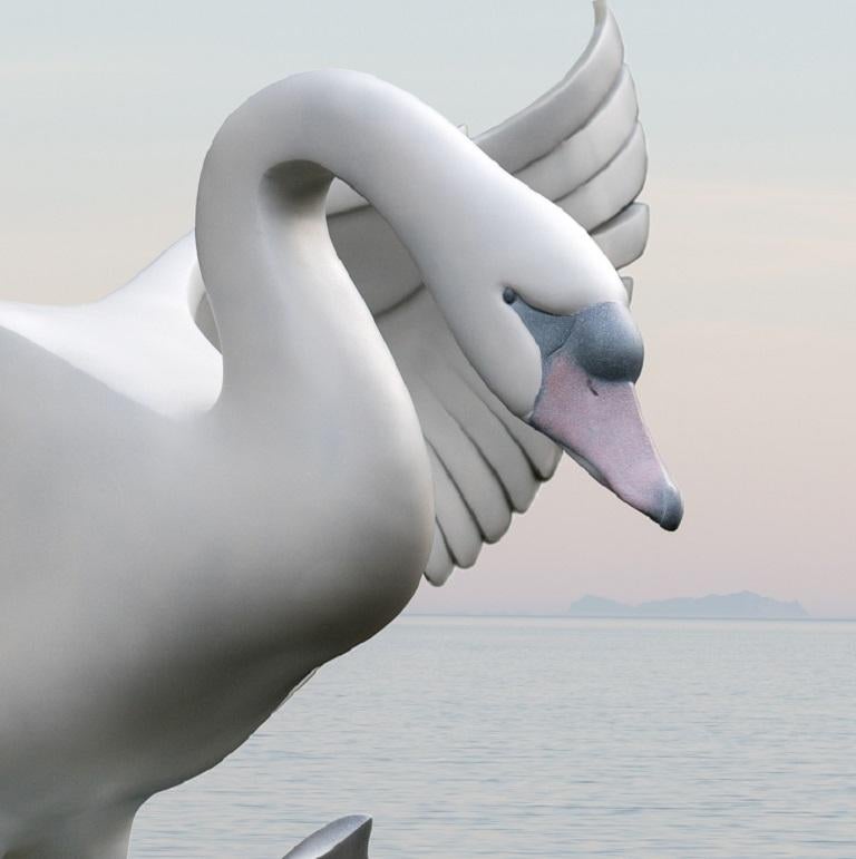 Landende Zwaan: Polyester-Skulptur eines fliegenden Schwans  Vorrätig – Sculpture von Evert den Hartog