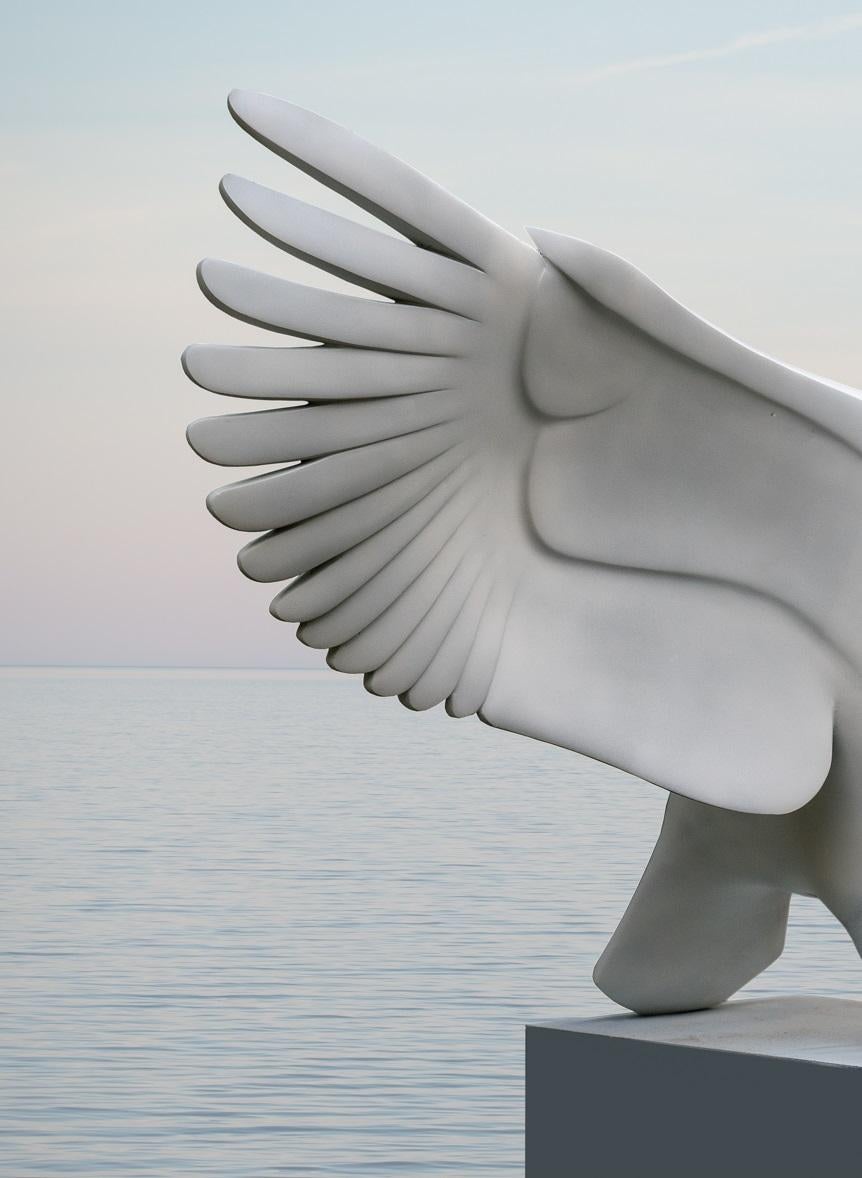 Landende Zwaan: Polyester-Skulptur eines fliegenden Schwans  Vorrätig (Zeitgenössisch), Sculpture, von Evert den Hartog