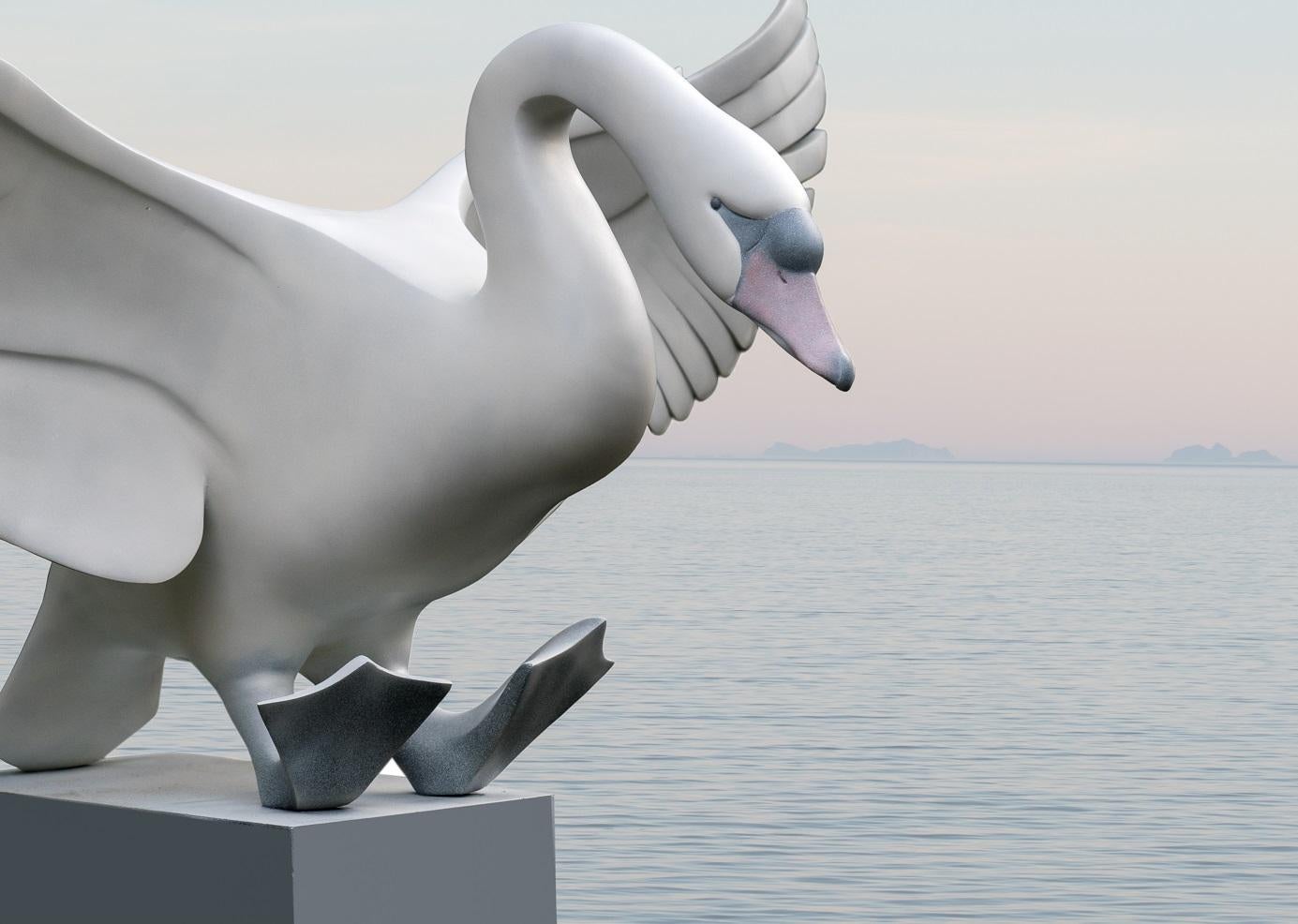 Landende Zwaan: Polyester-Skulptur eines fliegenden Schwans  Vorrätig (Grau), Figurative Sculpture, von Evert den Hartog