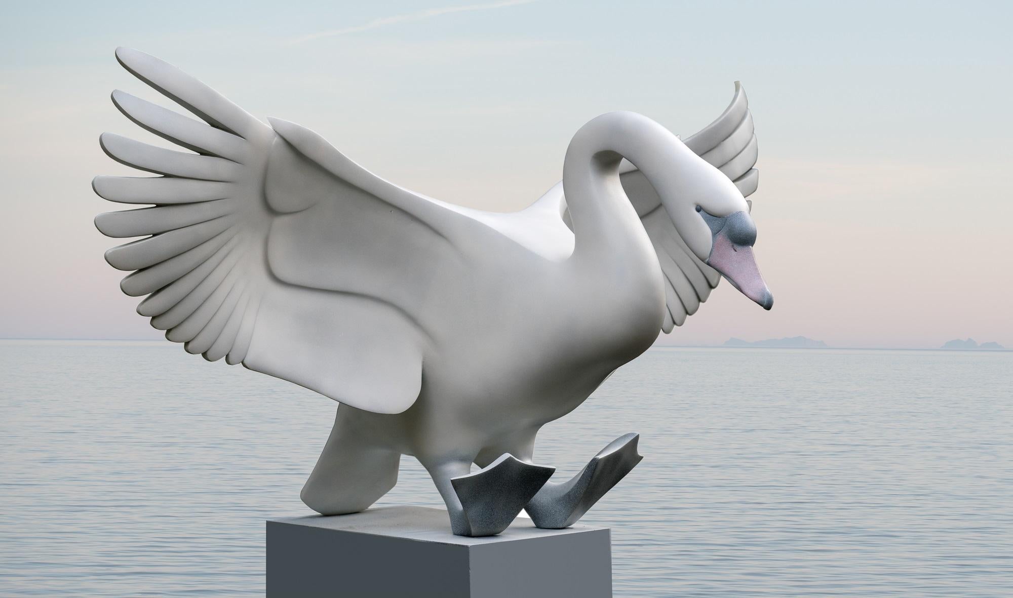 Evert den Hartog Figurative Sculpture – Landende Zwaan: Polyester-Skulptur eines fliegenden Schwans  Vorrätig