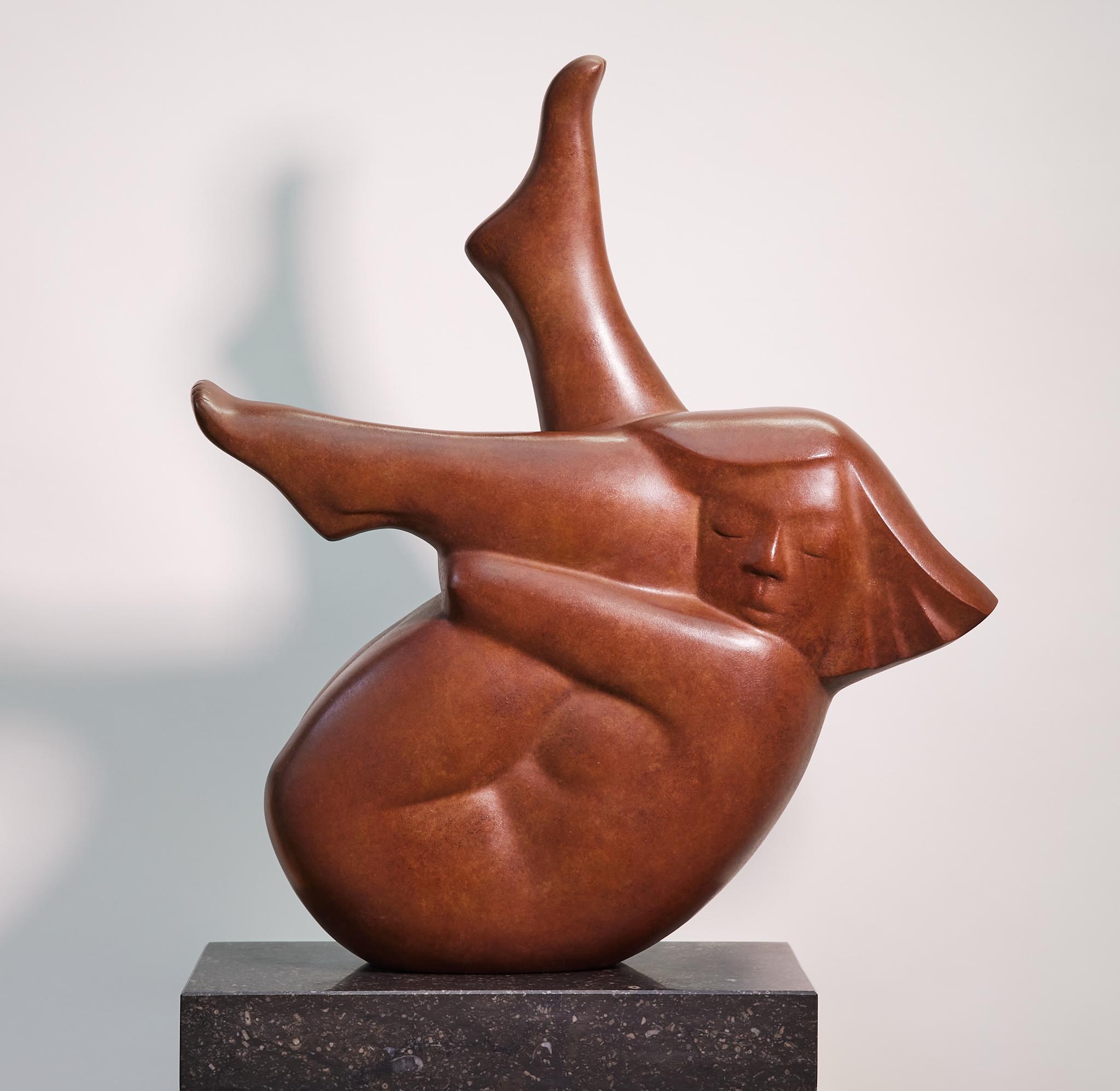 Evert den Hartog Figurative Sculpture – Liggend Meisje, Daunen liegendes Mädchen, Bronzeskulptur, limitierte Auflage