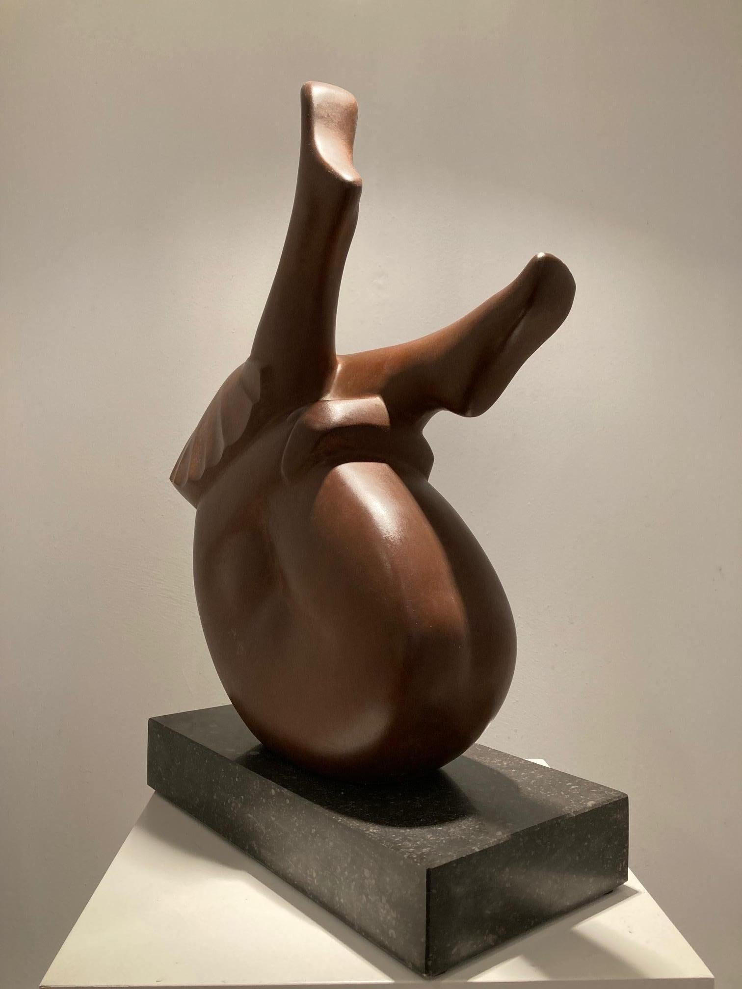 Liggend Meisje, jeune fille allongée, sculpture en bronze, édition limitée en stock - Contemporain Sculpture par Evert den Hartog