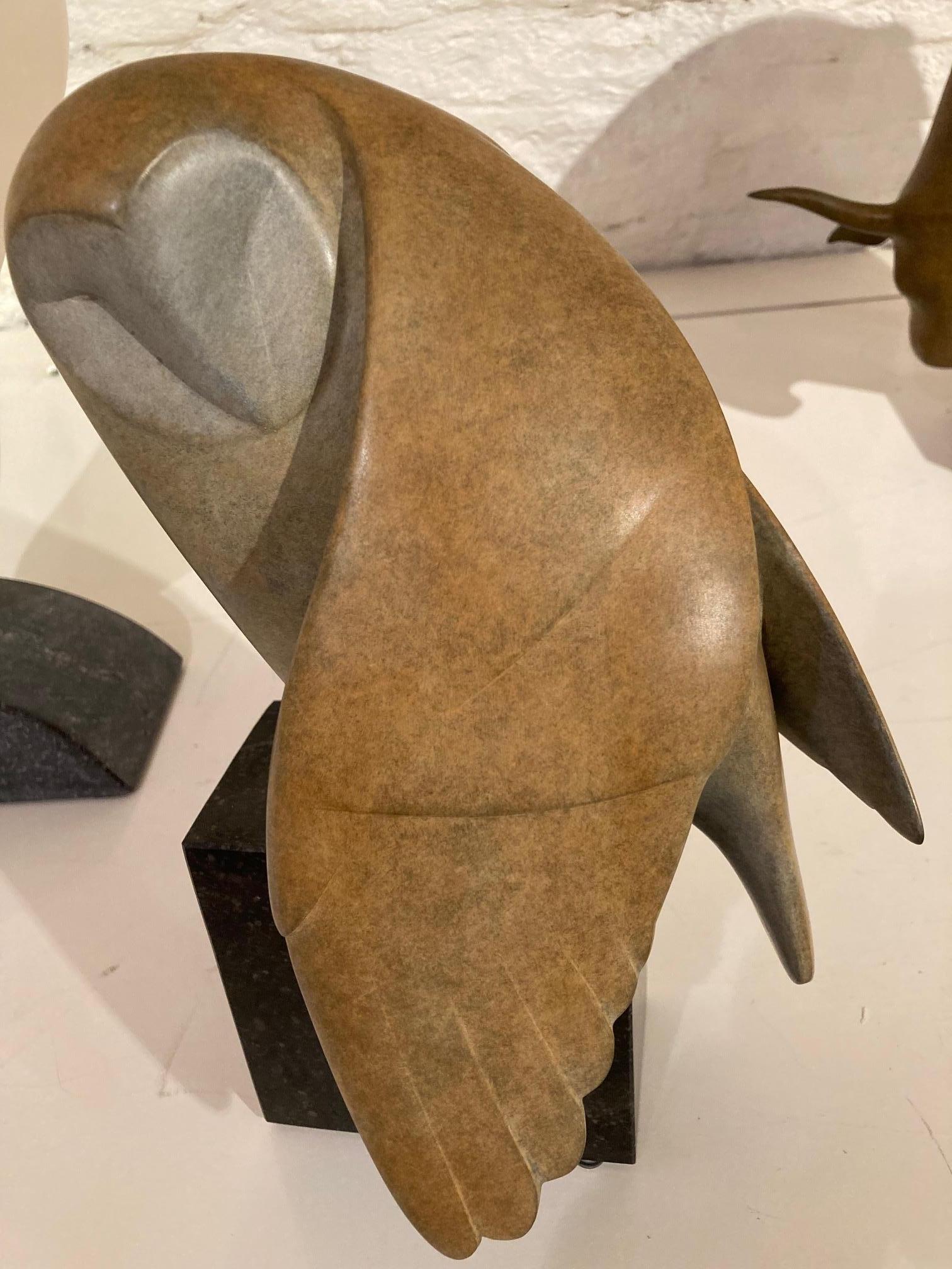 Opkijkende Uil no. 1  (Hibou regardant vers le haut) Sculpture en bronze Oiseau Contemporain
Délai de livraison de 3 mois.

Evert den Hartog (né à Groot-Ammers, aux Pays-Bas, en 1949) a suivi une formation de sculpteur à l'Académie des arts visuels