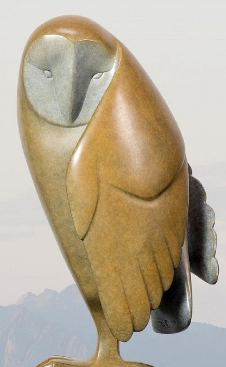 Opkijkende Uil Nr. 2 Eule nach oben schauend Bronzeskulptur Tier Vorrätig – Sculpture von Evert den Hartog