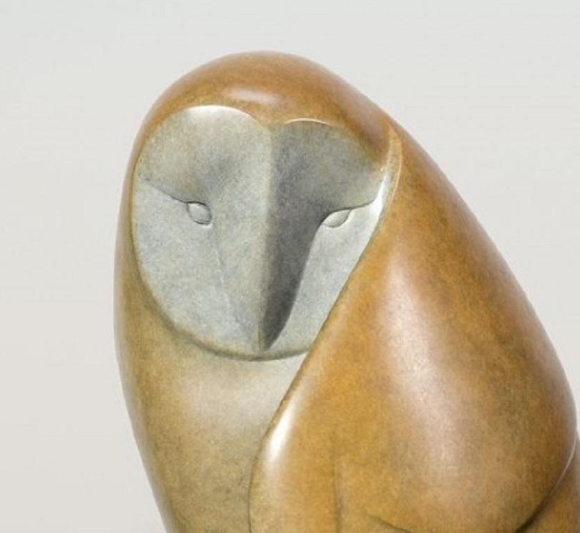 Opkijkende Uil no. 2 Owl Looking Up Bronce Escultura Animal En Stock - Sculpture Contemporáneo de Evert den Hartog