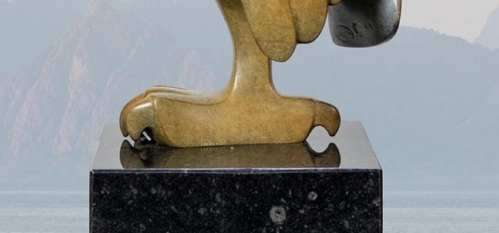 Opkijkende Uil no. 2 Owl Looking Up Bronce Escultura Animal En Stock - Figurative Sculpture Oro de Evert den Hartog