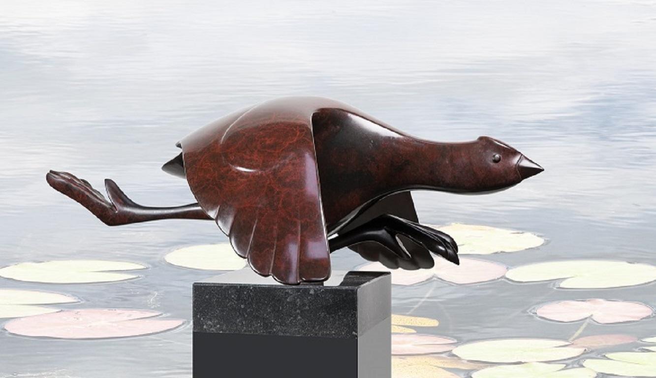 Evert den Hartog Figurative Sculpture - Opvliegende Meerkoet Flying Coot Bronze Sculpture Bird Brown In Stock 