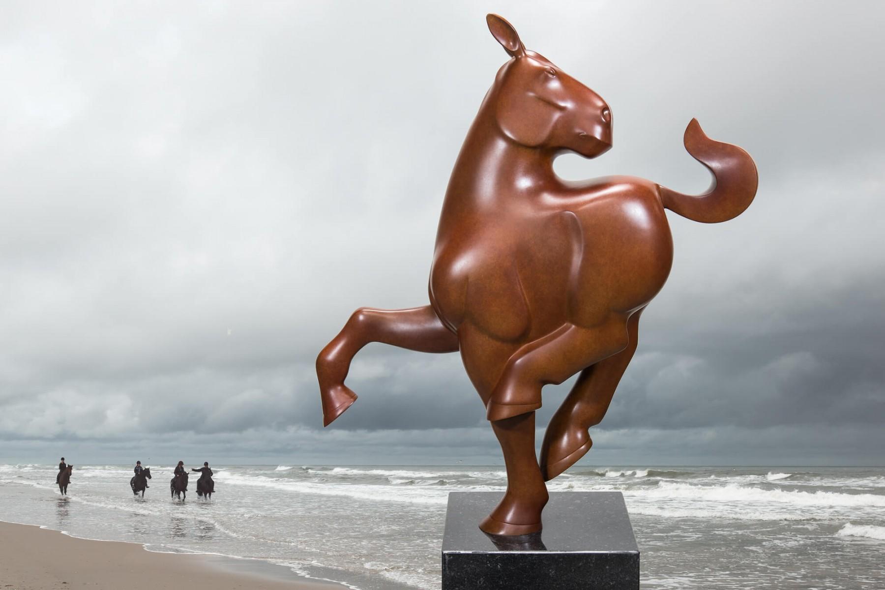 Paard Horse Bronze Sculpture Brown Patina Animal Nature En stock 

Evert den Hartog (né à Groot-Ammers, aux Pays-Bas, en 1949) a suivi une formation de sculpteur à l'Académie des arts visuels de Rotterdam. Dans les années 1971-1976, ses professeurs