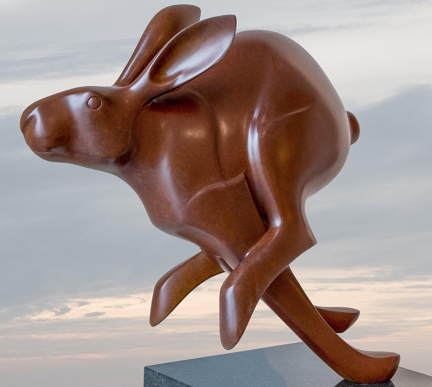 Sculpture d'animal contemporaine en bronze Rennende Haas n° 3 « Running Hare » en stock - Or Figurative Sculpture par Evert den Hartog