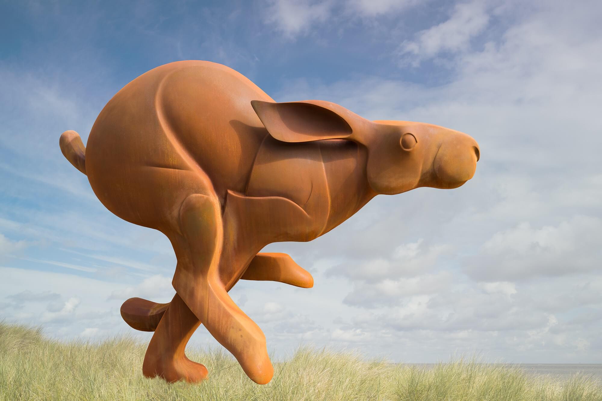 Scultura di Rennende Haas che corre con la lepre in poliestere con rivestimento in corteccia di acciaio 

Evert den Hartog (nato a Groot-Ammers, Paesi Bassi, nel 1949) ha seguito la sua formazione come scultore presso la Rotterdam Academy of Visual