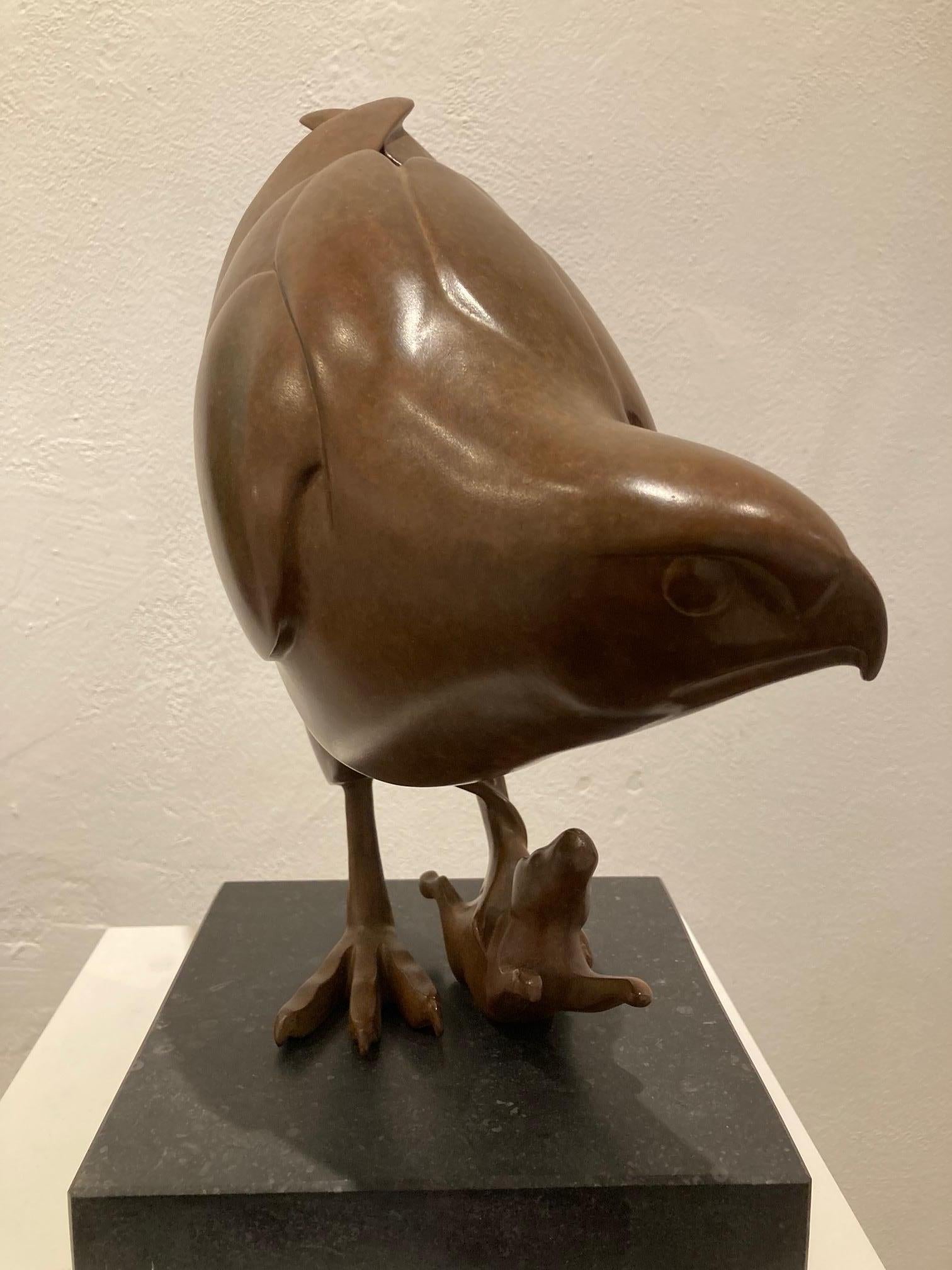 Roofvogel met Muis Prey Bird with Mouse Bronze Sculpture Animal Bird In Stock  - Gold Figurative Sculpture by Evert den Hartog