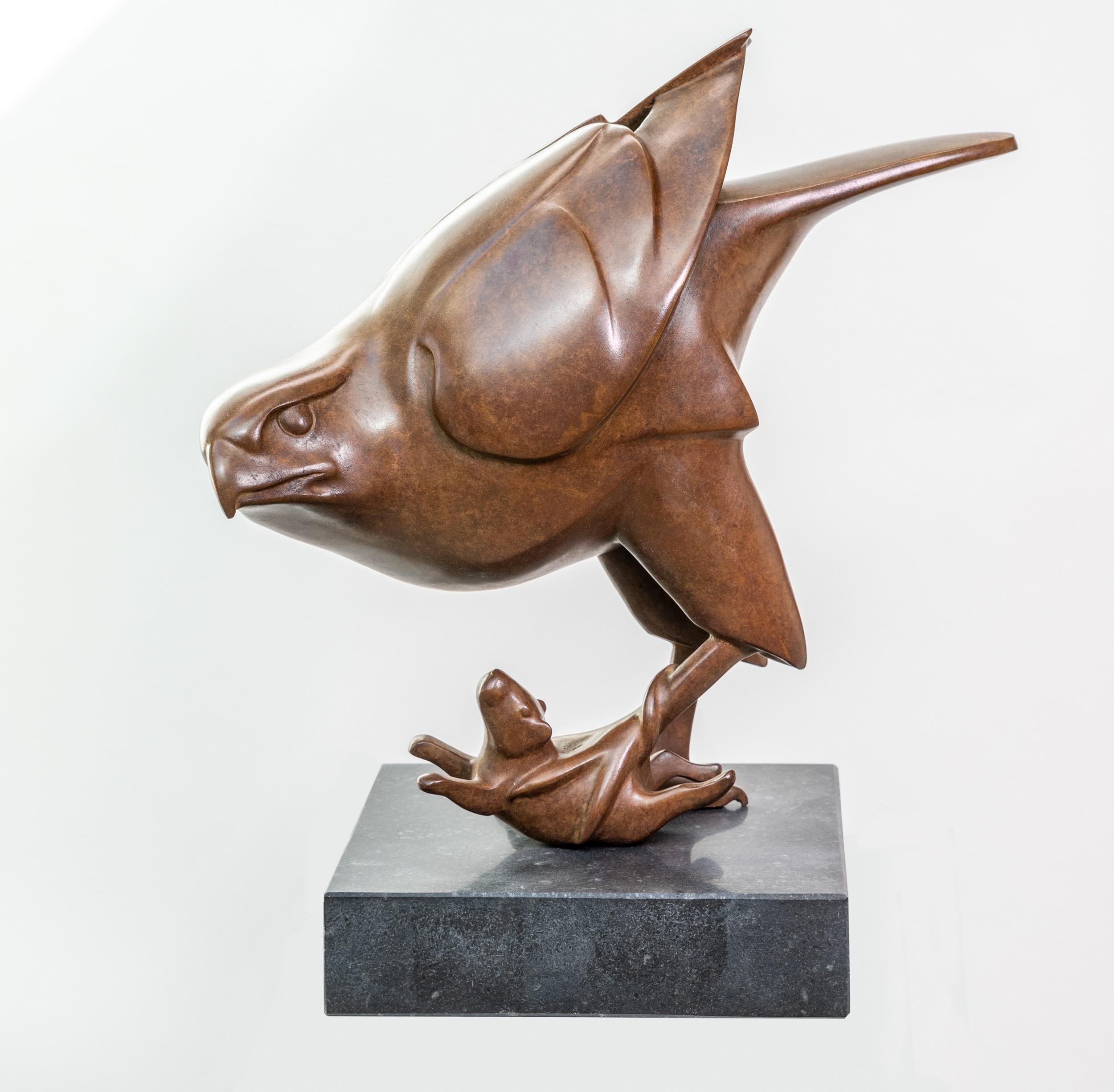 Evert den Hartog Figurative Sculpture - Roofvogel met Muis Prey Bird with Mouse Bronze Sculpture Animal Bird In Stock 