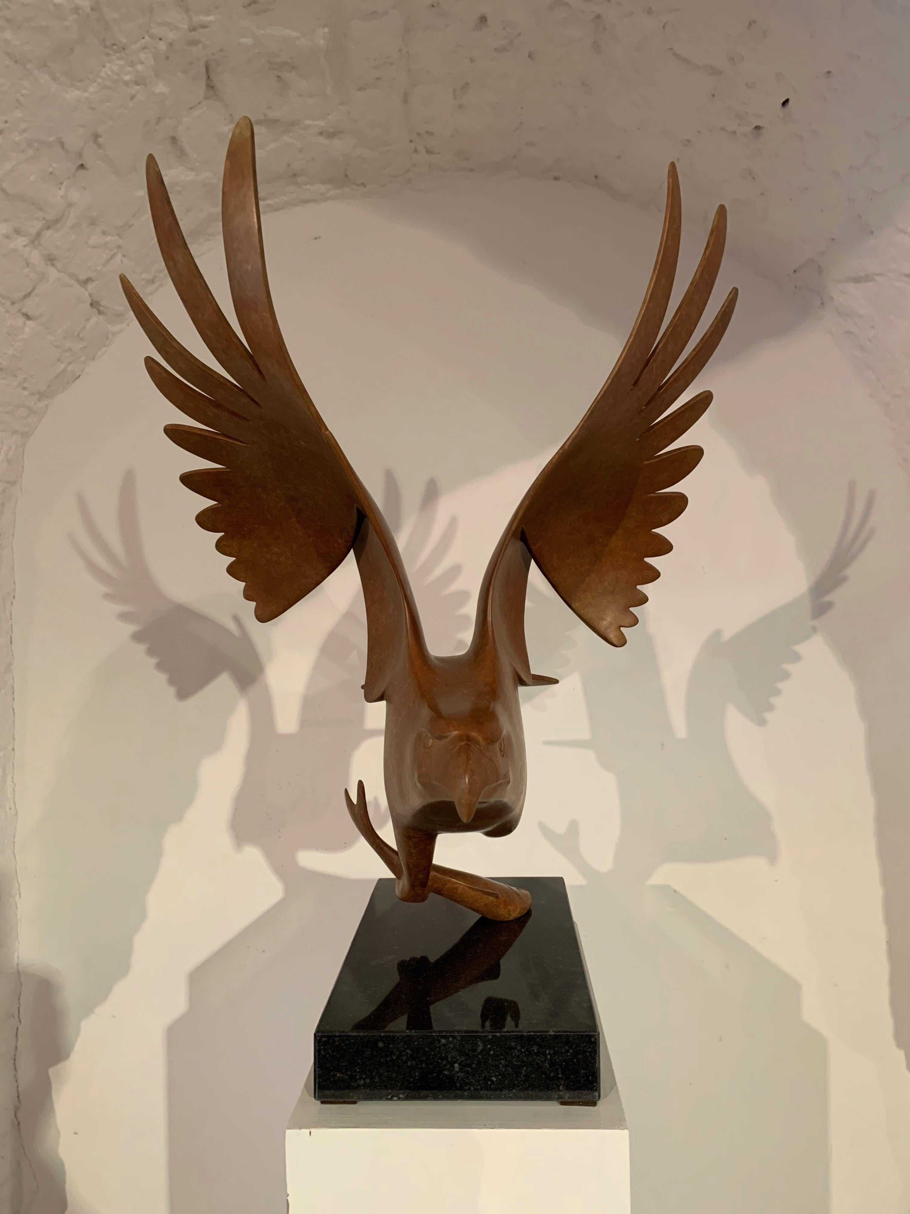 Roofvogel met Vis no. 1 Bird of Prey Bronze Sculpture Animal Contemporary - Gold Figurative Sculpture by Evert den Hartog