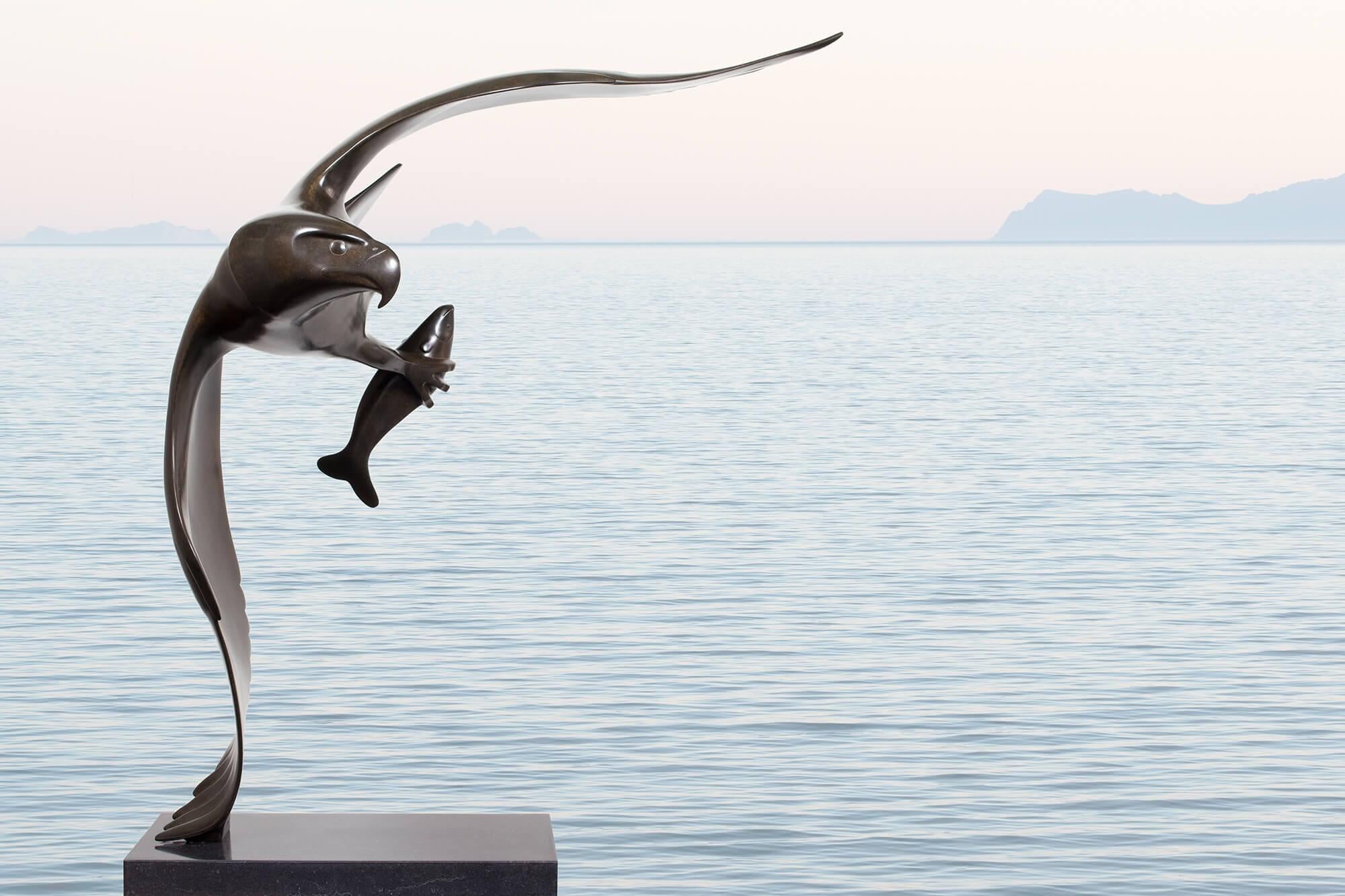 Roofvogel a rencontré vis n° 2 Oiseau de proie avec poisson Sculpture animal en bronze  - Or Figurative Sculpture par Evert den Hartog