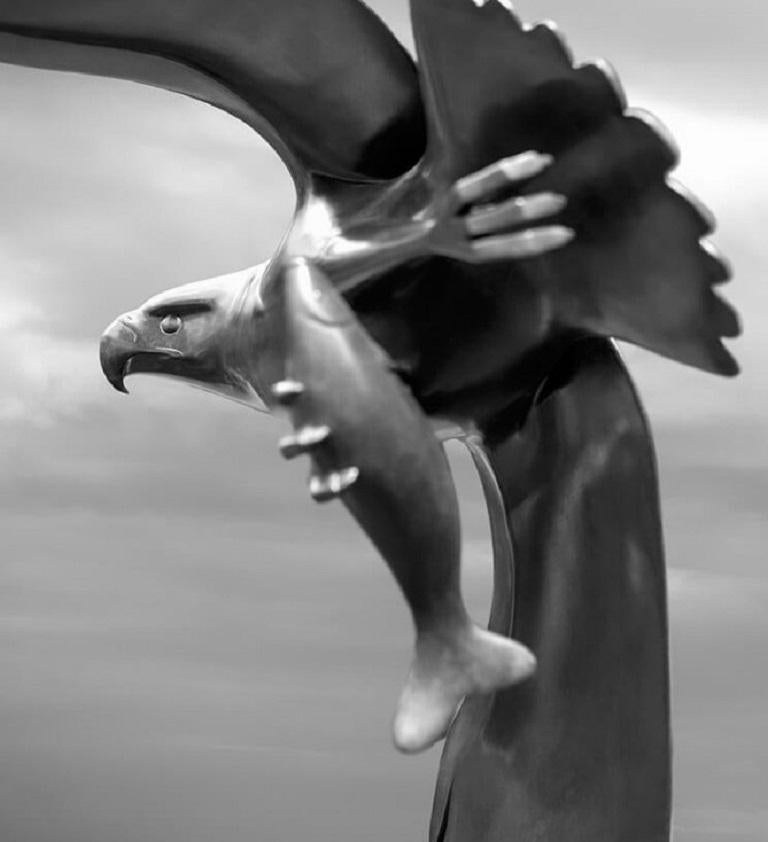 Roofvogel a rencontré vis n° 2 Oiseau de proie avec poisson Sculpture animal en bronze  en vente 1