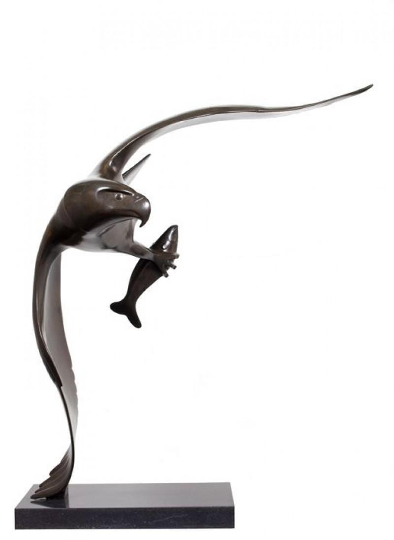 Figurative Sculpture Evert den Hartog - Roofvogel a rencontré vis n° 2 Oiseau de proie avec poisson Sculpture animal en bronze 