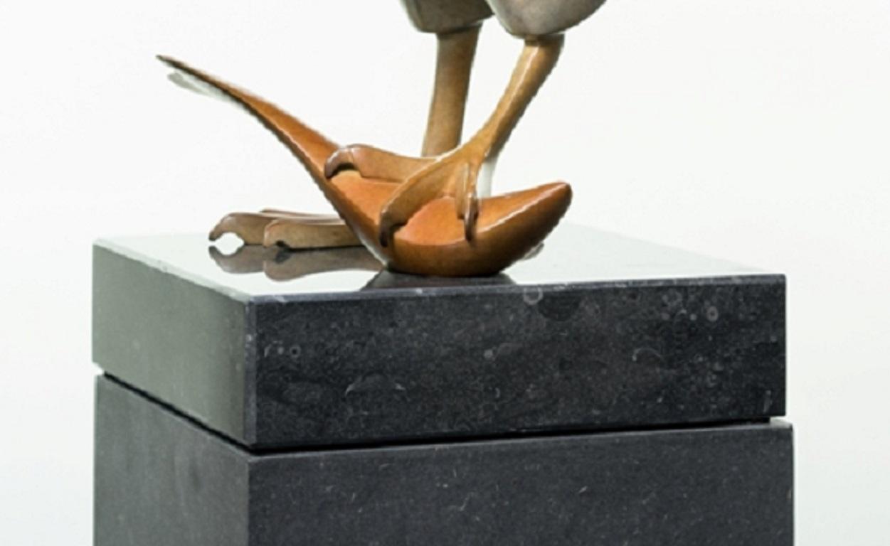 Roofvogel met Vis no. 3 Oiseau de proie avec poisson Sculpture en bronze Animal Nature - Or Figurative Sculpture par Evert den Hartog