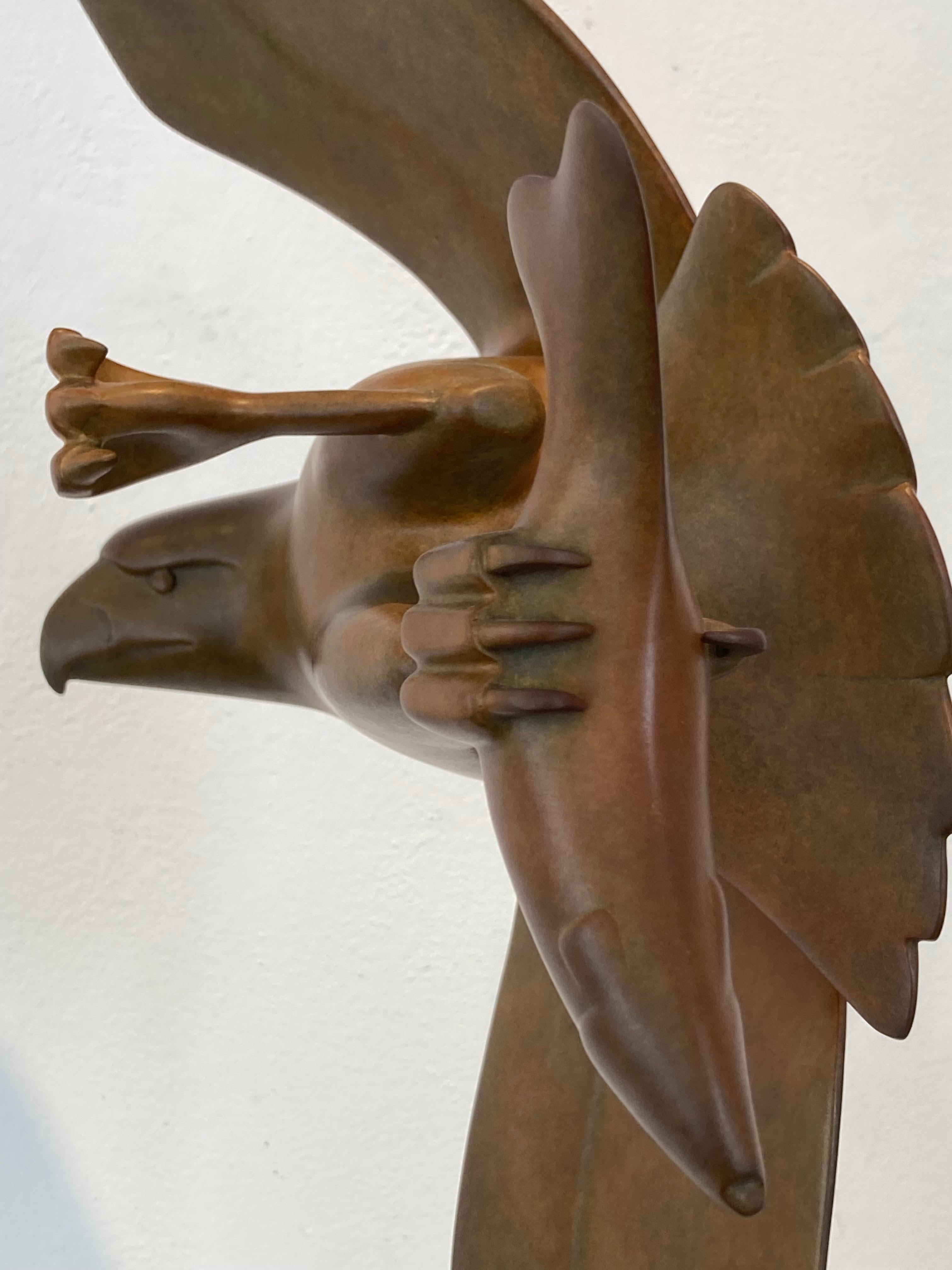 Roofvogel met Vis no. 4 Ave Rapaz con Pez Escultura de Bronce En Stock - Sculpture Contemporáneo de Evert den Hartog
