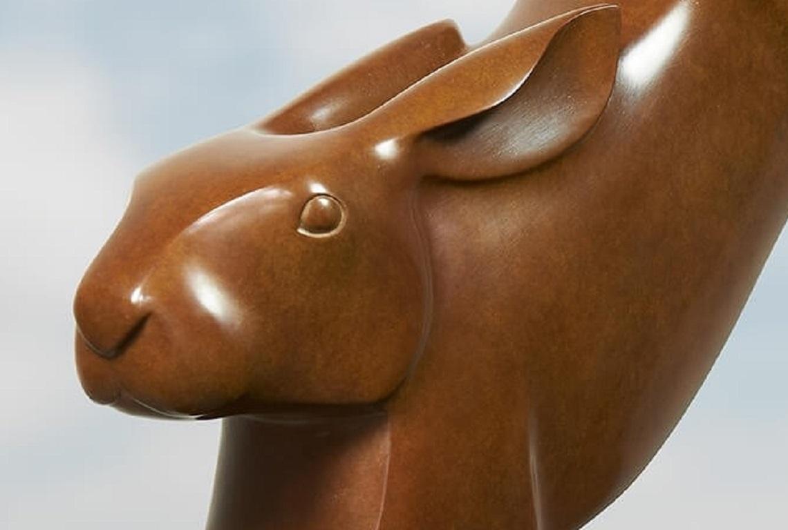Springende Haas - Sculpture d'animal en bronze - Art contemporain - Peinture d'animal en forme de moine sautant - Or Figurative Sculpture par Evert den Hartog