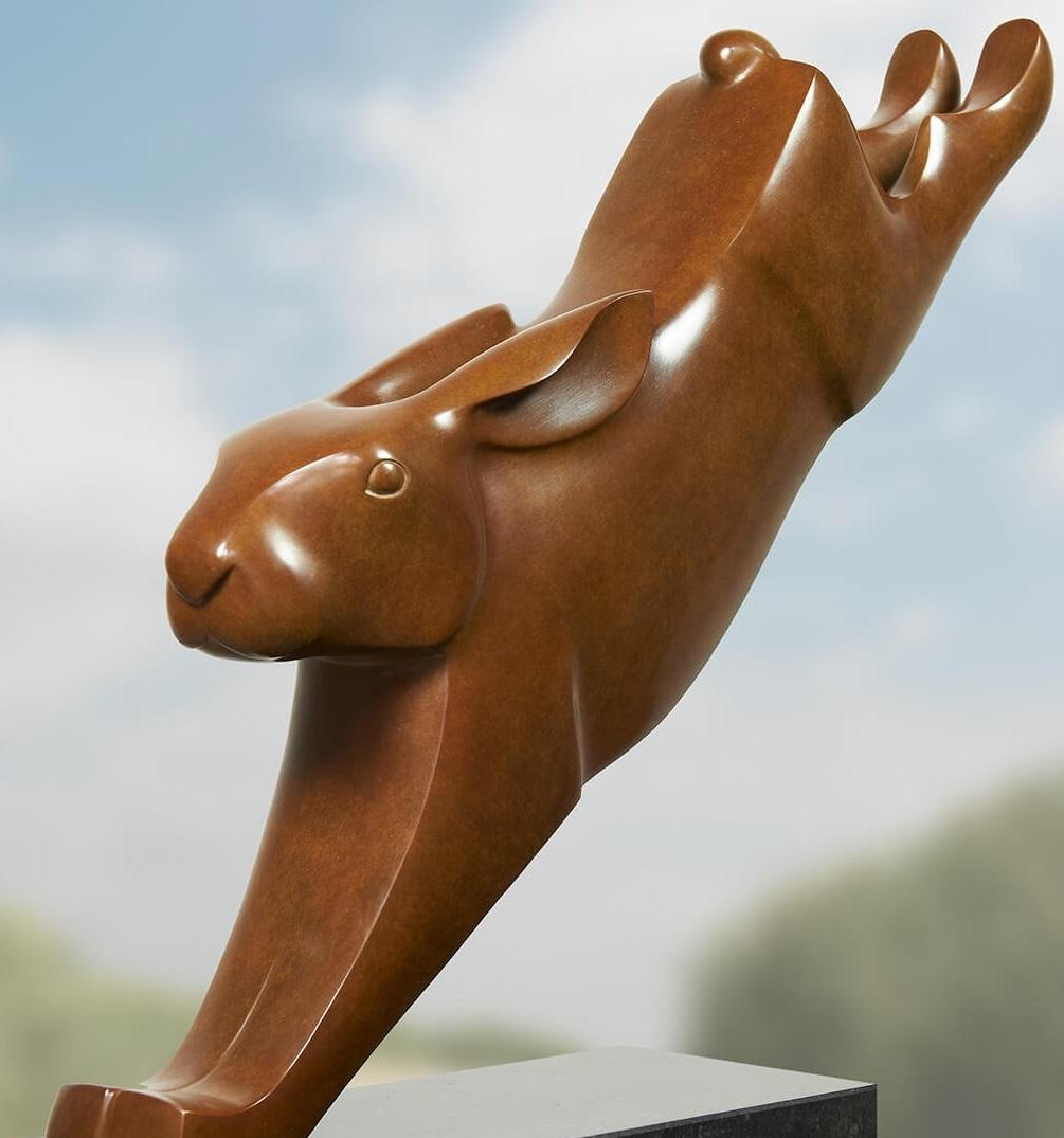 Springende Haas, springende Hare, Bronzeskulptur, Tier, zeitgenössische Kunst (Gold), Figurative Sculpture, von Evert den Hartog