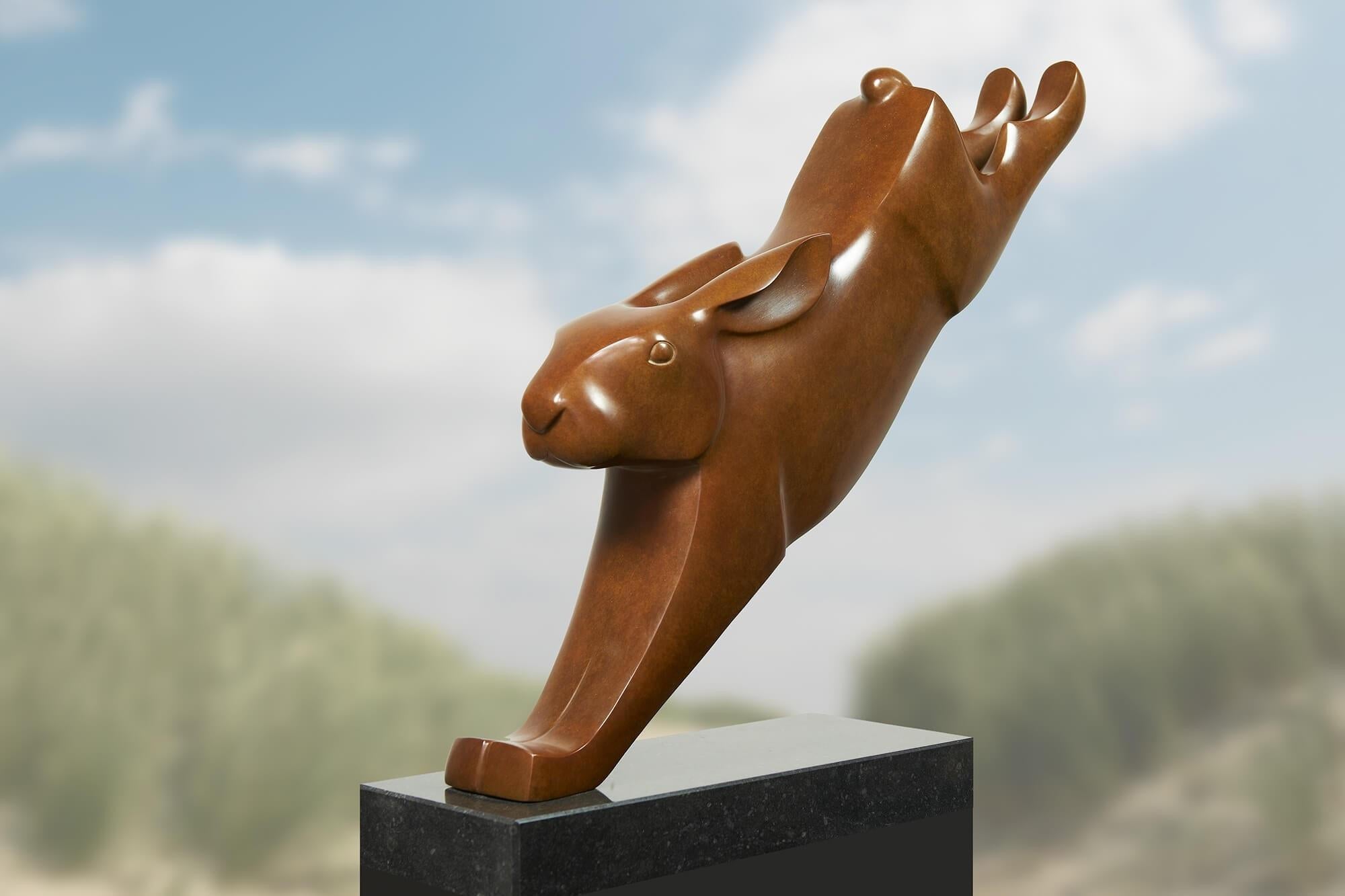 Springende Haas Springender Hase Bronze Skulptur Tier Zeitgenössische Kunst
Evert den Hartog (geboren 1949 in Groot-Ammers, Niederlande) absolvierte eine Ausbildung zum Bildhauer an der Rotterdamer Akademie der Bildenden Künste. In den Jahren