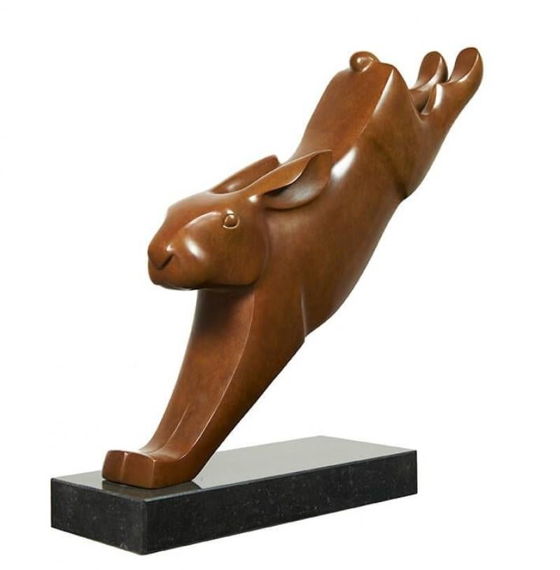 Evert den Hartog Figurative Sculpture – Springende Haas, springende Hare, Bronzeskulptur, Tier, zeitgenössische Kunst