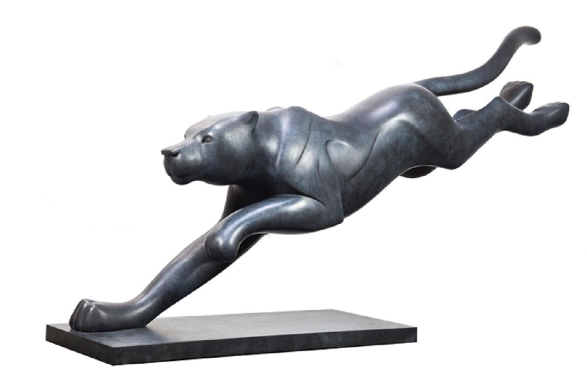 Evert den Hartog Figurative Sculpture – Springende Poema, Jumping Cougar, Bronzeskulptur, Wildtier 