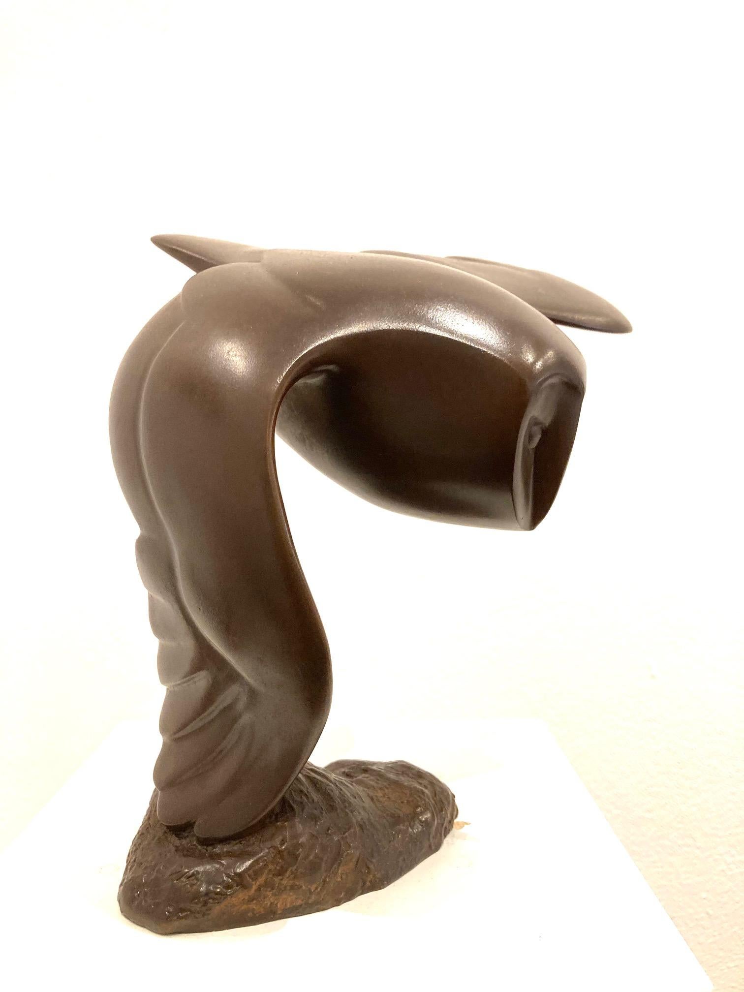 Sculpture en bronze Vliegend Uiltje - Petit oiseau hibou volant - Animaux en stock  - Or Figurative Sculpture par Evert den Hartog