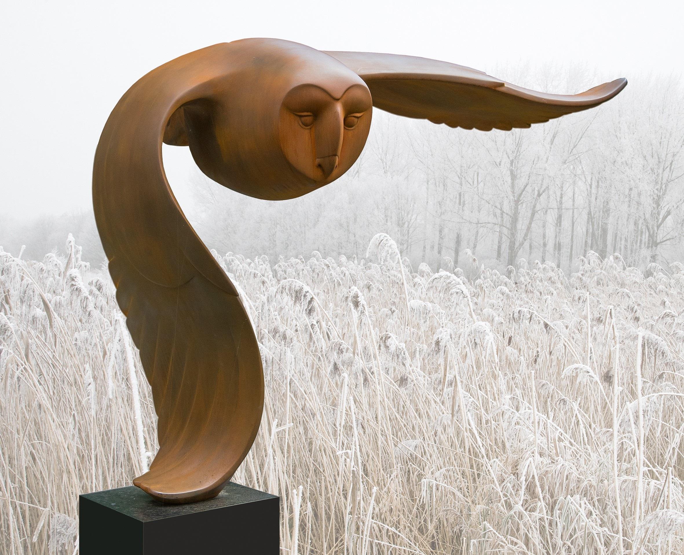 Figurative Sculpture Evert den Hartog - Sculpture de grand oiseau volant en polyester Cortensteel en forme de clou de Vliegende, en stock