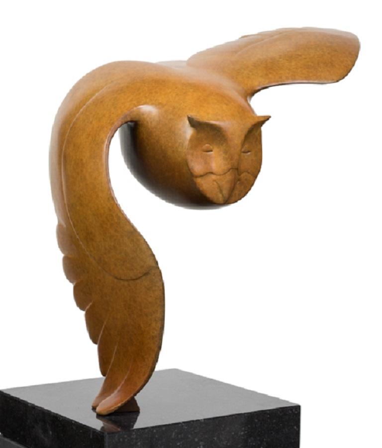 Sculpture en bronze - Hibou volant Vliegende Uil n° 3 - Animaux sauvages contemporain - Or Figurative Sculpture par Evert den Hartog