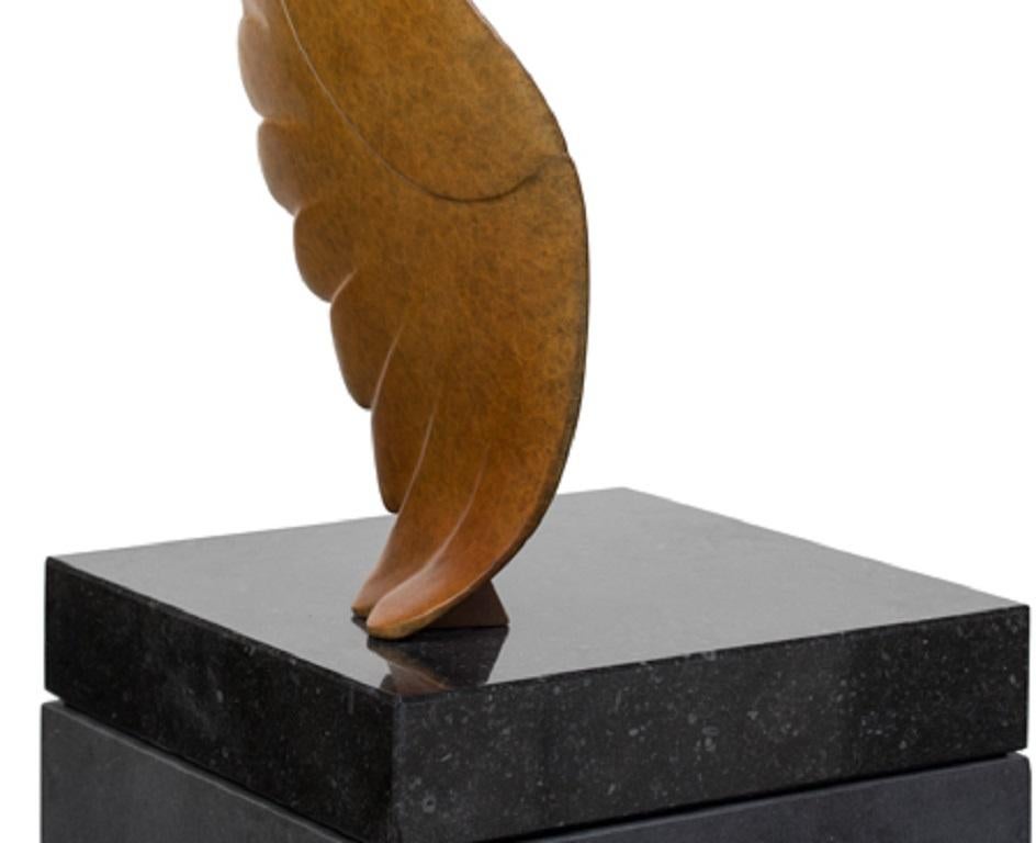 Vliegende Uil no. 3 Fliegende Eule, Bronzeskulptur, Wildtier, zeitgenössisch (Gold), Figurative Sculpture, von Evert den Hartog