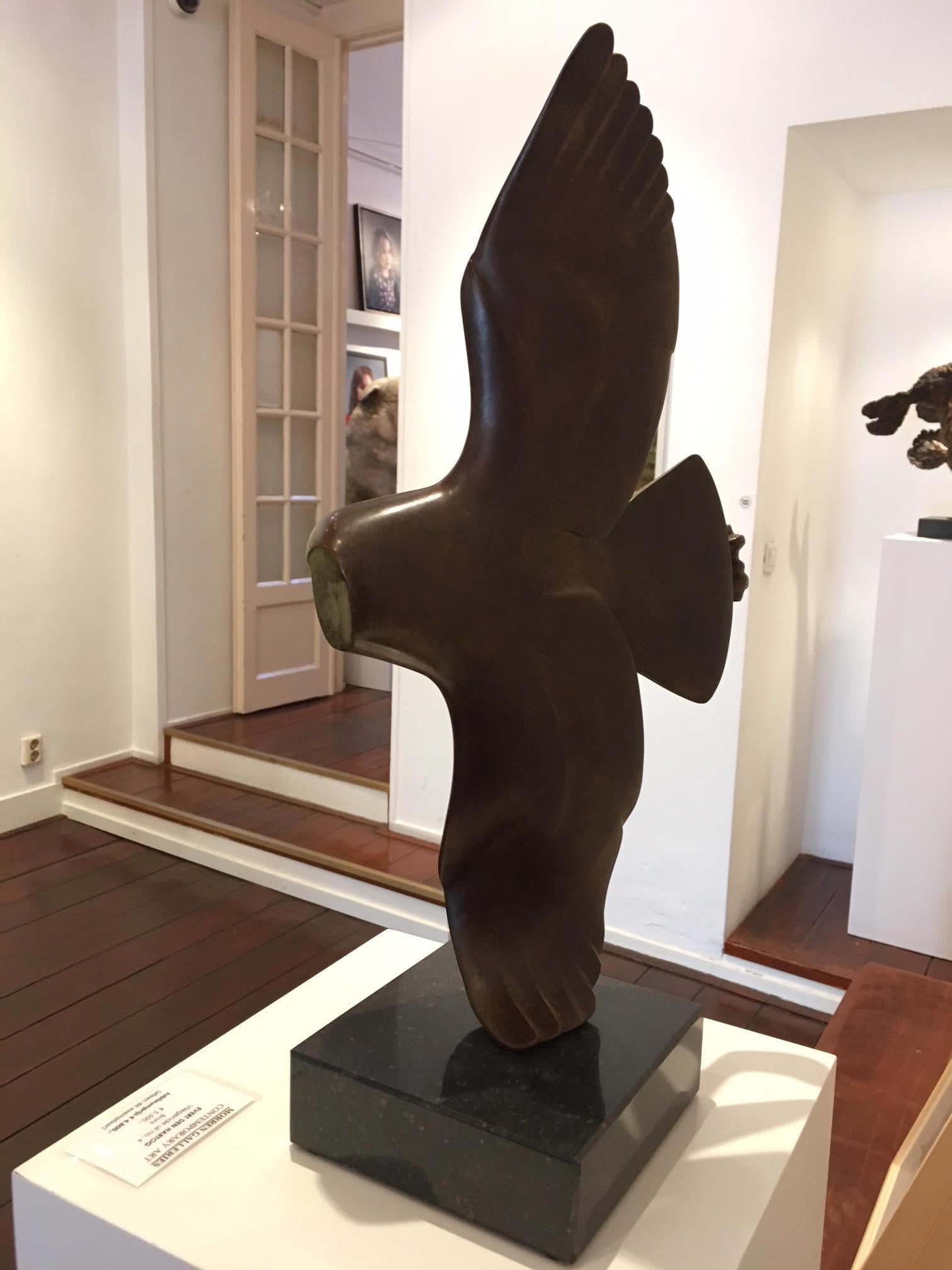 Sculpture d'animal hibou volant en bronze Vliegende Uil n° 4  - Or Figurative Sculpture par Evert den Hartog