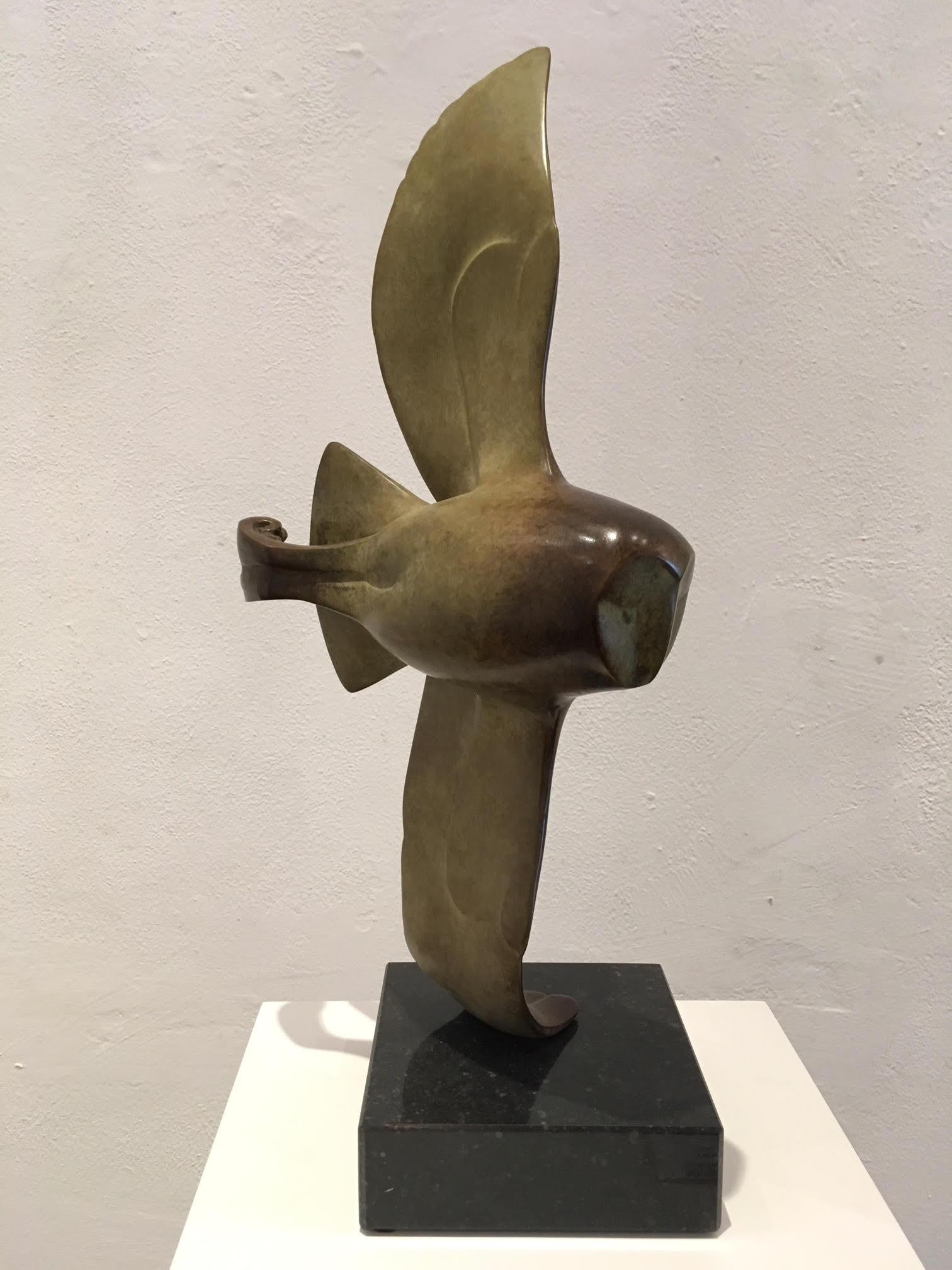 Vliegende Uil Nr. 4 Fliegende Eule, Bronzeskulptur, Tier  (Gold), Figurative Sculpture, von Evert den Hartog