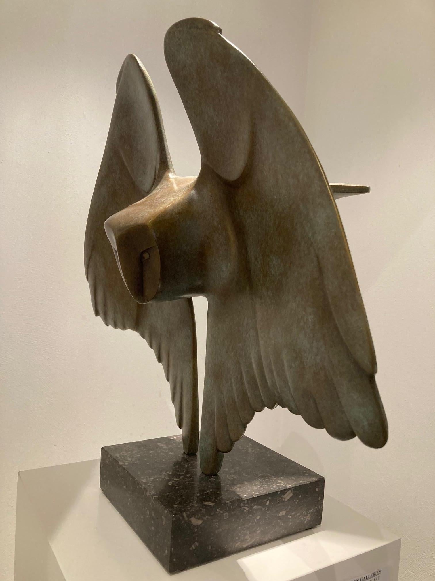 Sculpture de hibou volant en bronze Vliegende Uil n° 7, édition limitée en stock - Or Figurative Sculpture par Evert den Hartog