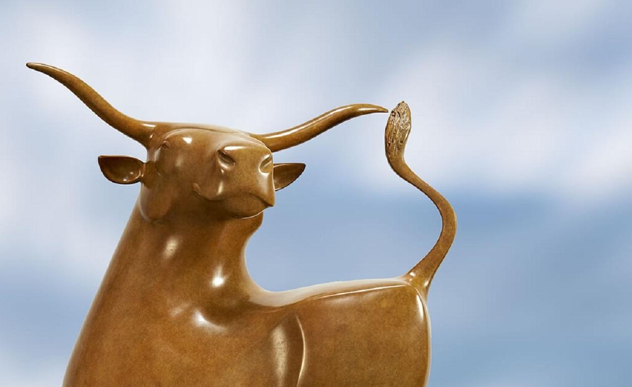 Wandelende Stier n° 3 Groot - Grand taureau qui marche - Sculpture d'animal en bronze  - Or Figurative Sculpture par Evert den Hartog