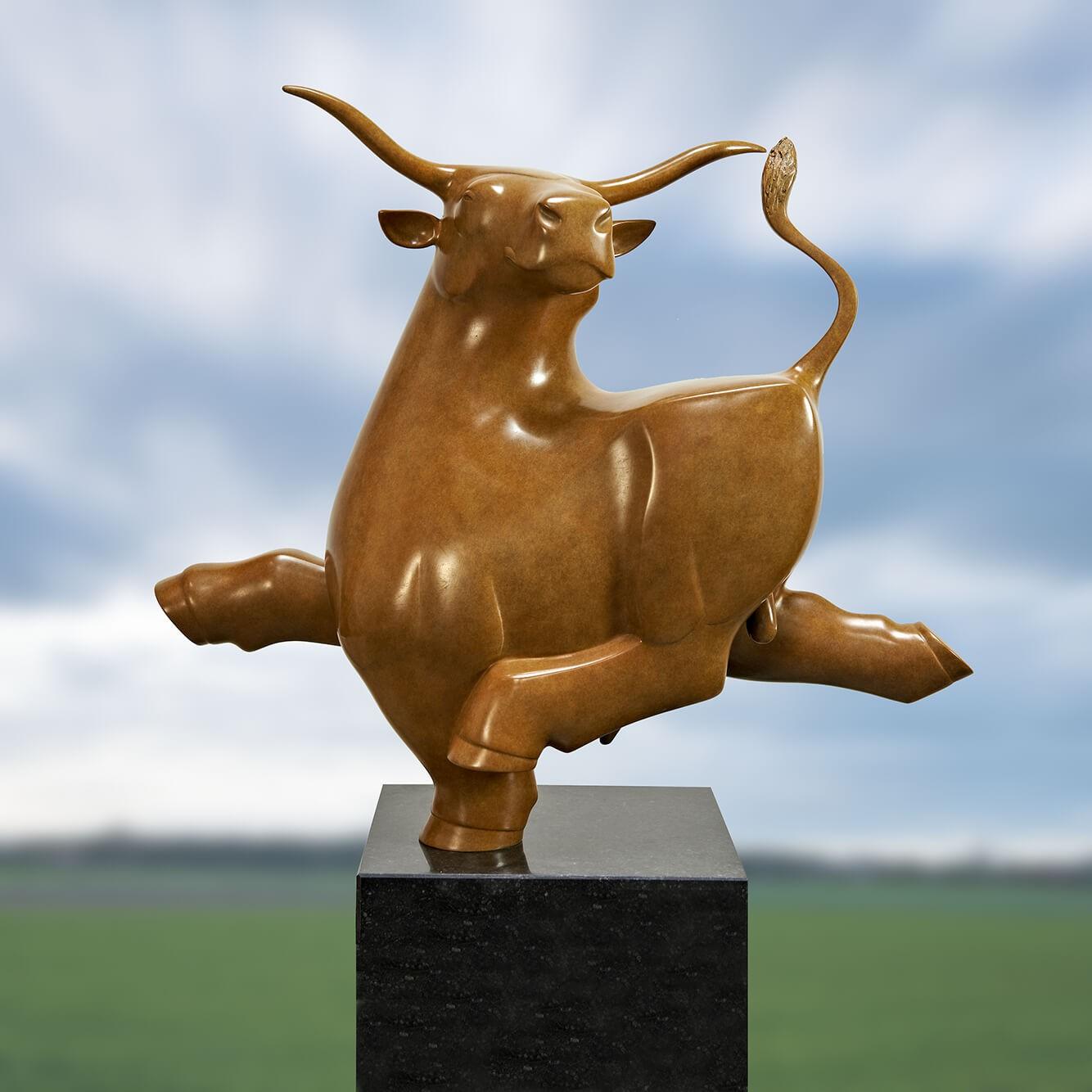Evert den Hartog Figurative Sculpture – Wandelende Stier no. 3 Groot – Großer gehender Stier, Bronzeskulptur, Tier 