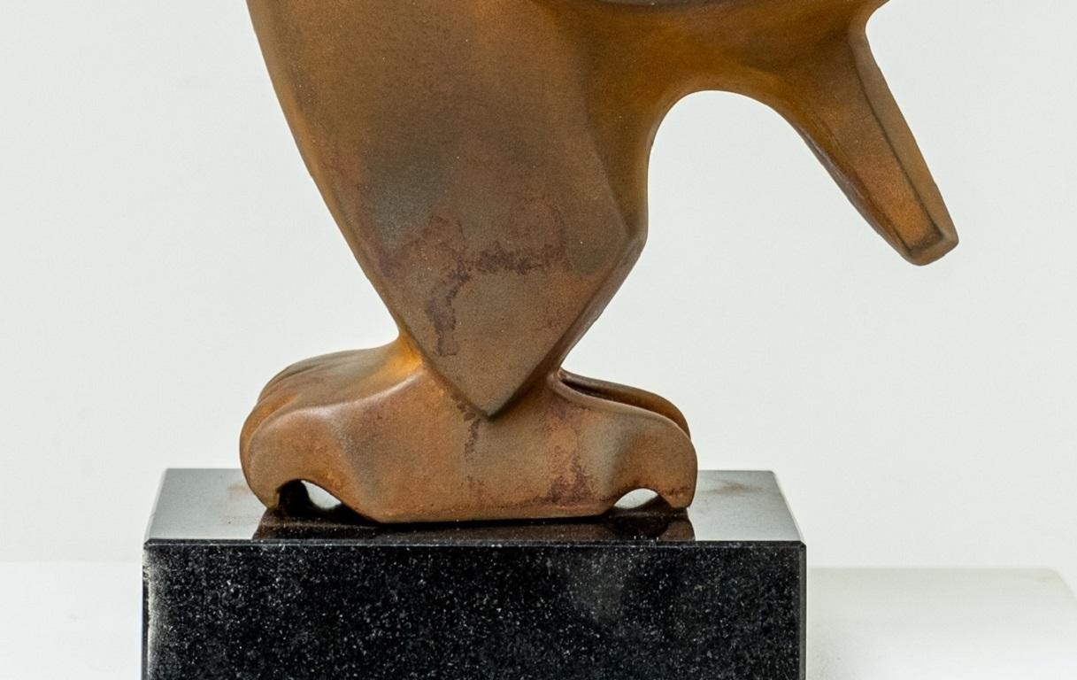 Zittende Uil no. 7 Búho sentado Revestimiento de resina de acero corten sobre piedra En Stock - Sculpture Contemporáneo de Evert den Hartog